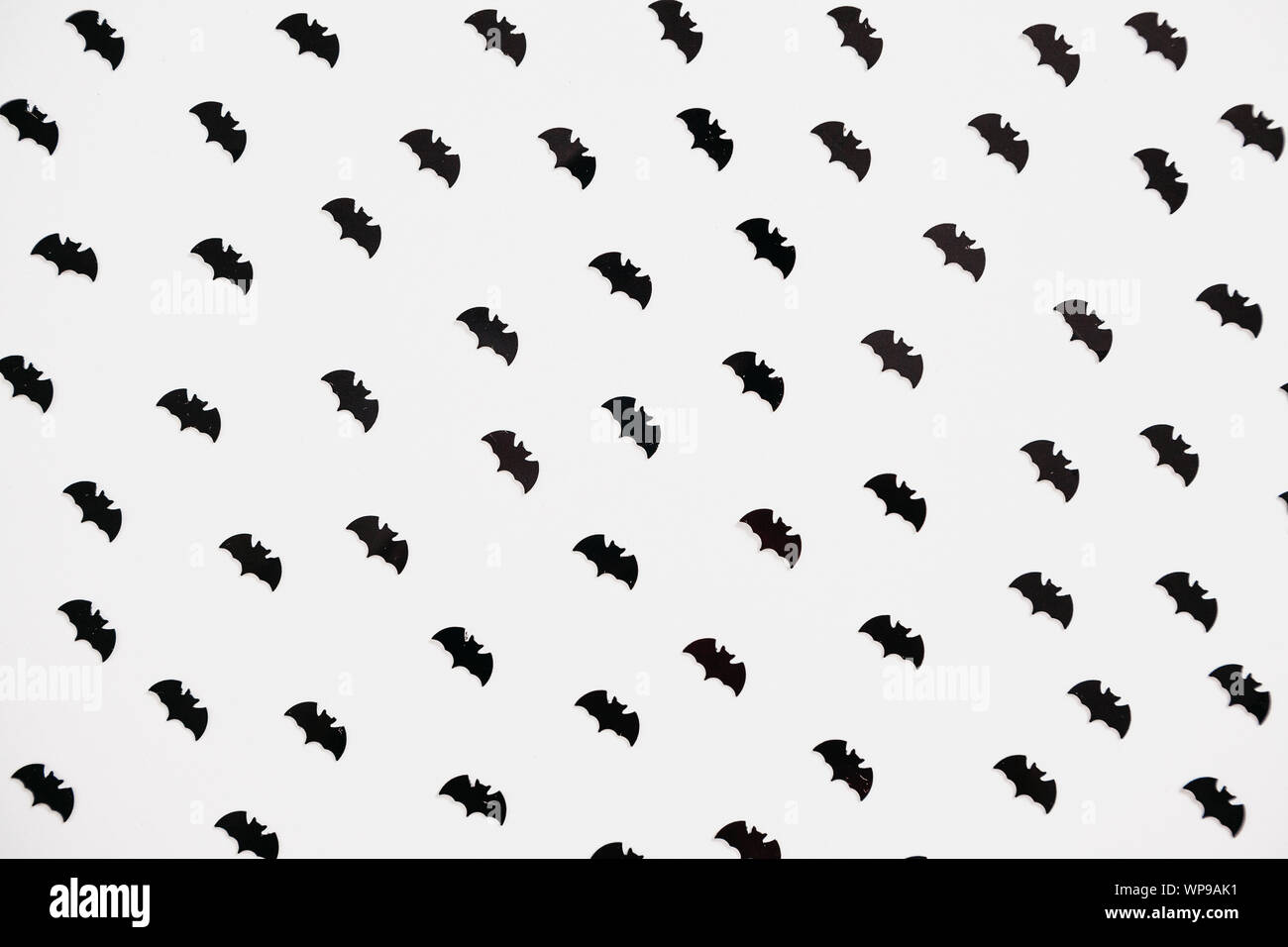 Eine Menge schwarzen Fledermäusen auf einem weißen Hintergrund. Abstrakte Halloween Feier Hintergrund. Stockfoto
