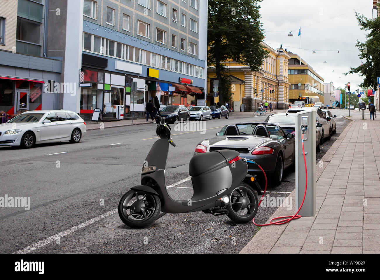 Elektroroller für die gemeinsame Nutzung mit Ladestation auf einer Straße der Stadt Stockfoto