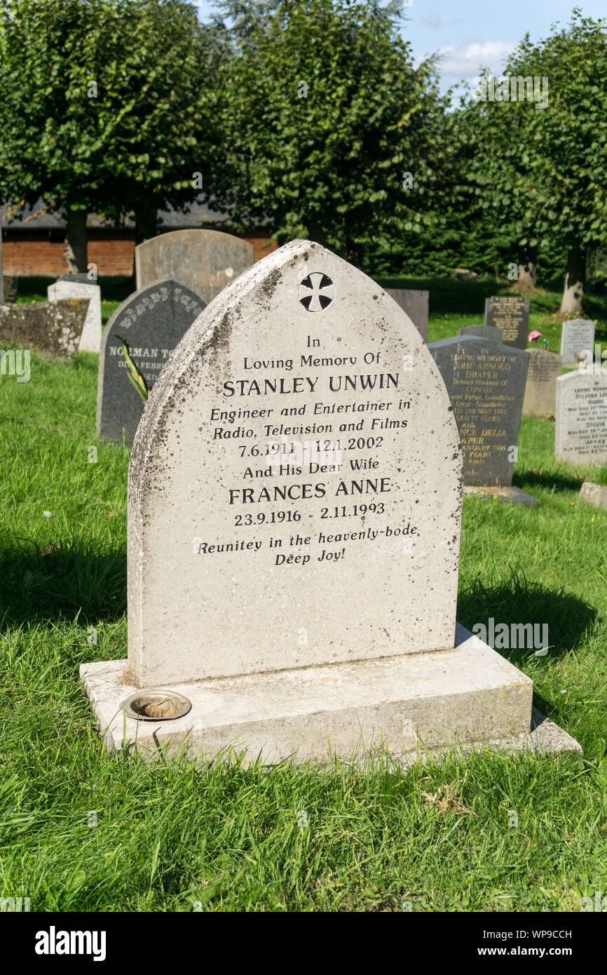 Das Grab von Stanley Unwin, Schauspieler, Schauspieler und komische Schriftsteller, berühmt für seinen komischen Sprache 'Unwinese'; Kirche des Hl. Laurentius, Long Buckby, Großbritannien Stockfoto