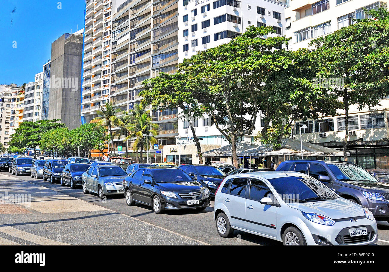 Datenverkehr auf der Atlantica Avenue, Copacabana, Rio de Janeiro, Brasilien Stockfoto