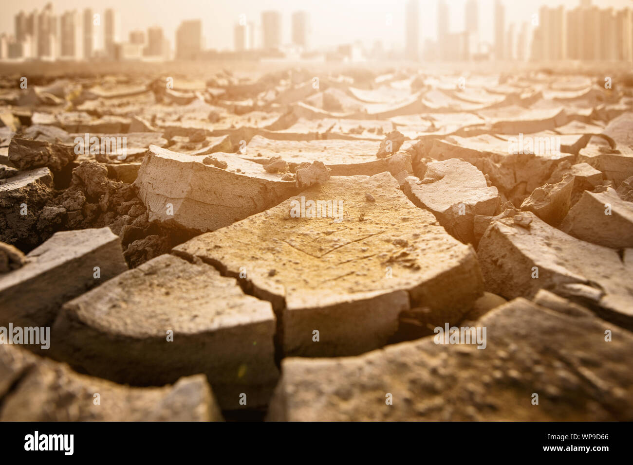 Post-apokalyptische Landschaft. Stadt nach den Auswirkungen der globalen Erwärmung. Klimaänderungen Konzept. Stockfoto