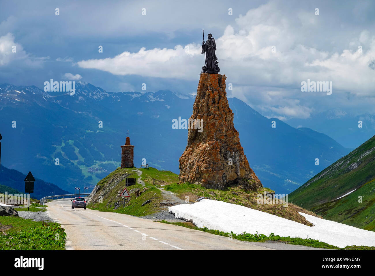 Statue des Heiligen Bernhard von Menthon, Frühling auf den Col de Petite Saint Bernard, zwischen Frankreich und Italien Stockfoto