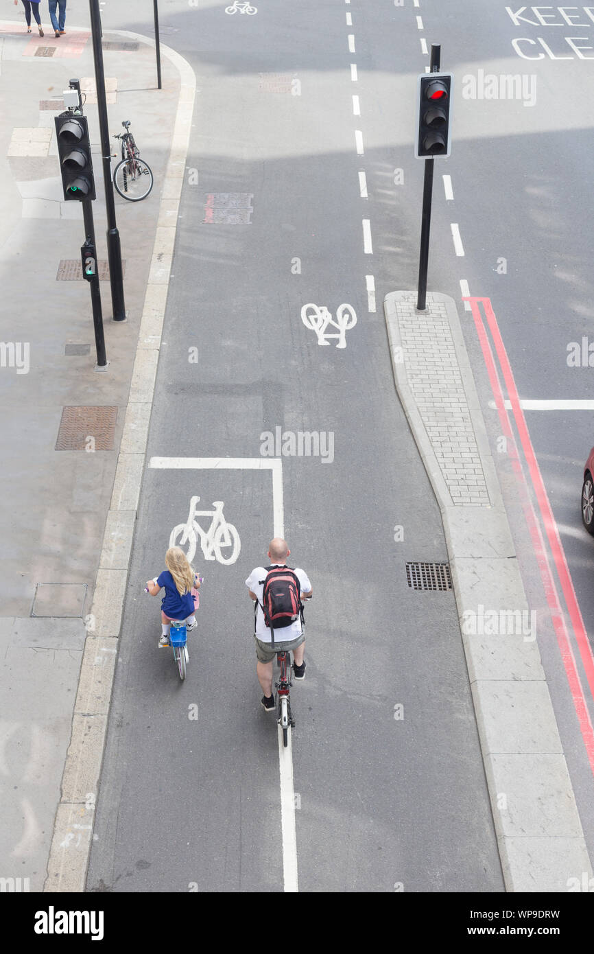 Radfahrer auf Radwege in der Stadt London, England Stockfoto