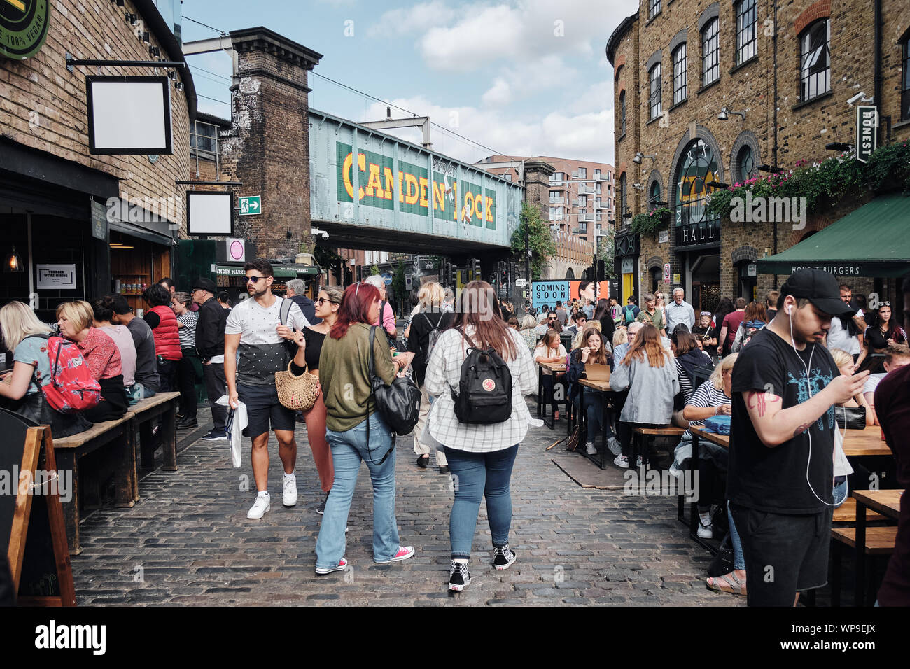 Über 100.000 Menschen besuchen Camden Market jedes Wochenende, macht es zu einem der beliebtesten touristischen Ziele in London. Stockfoto
