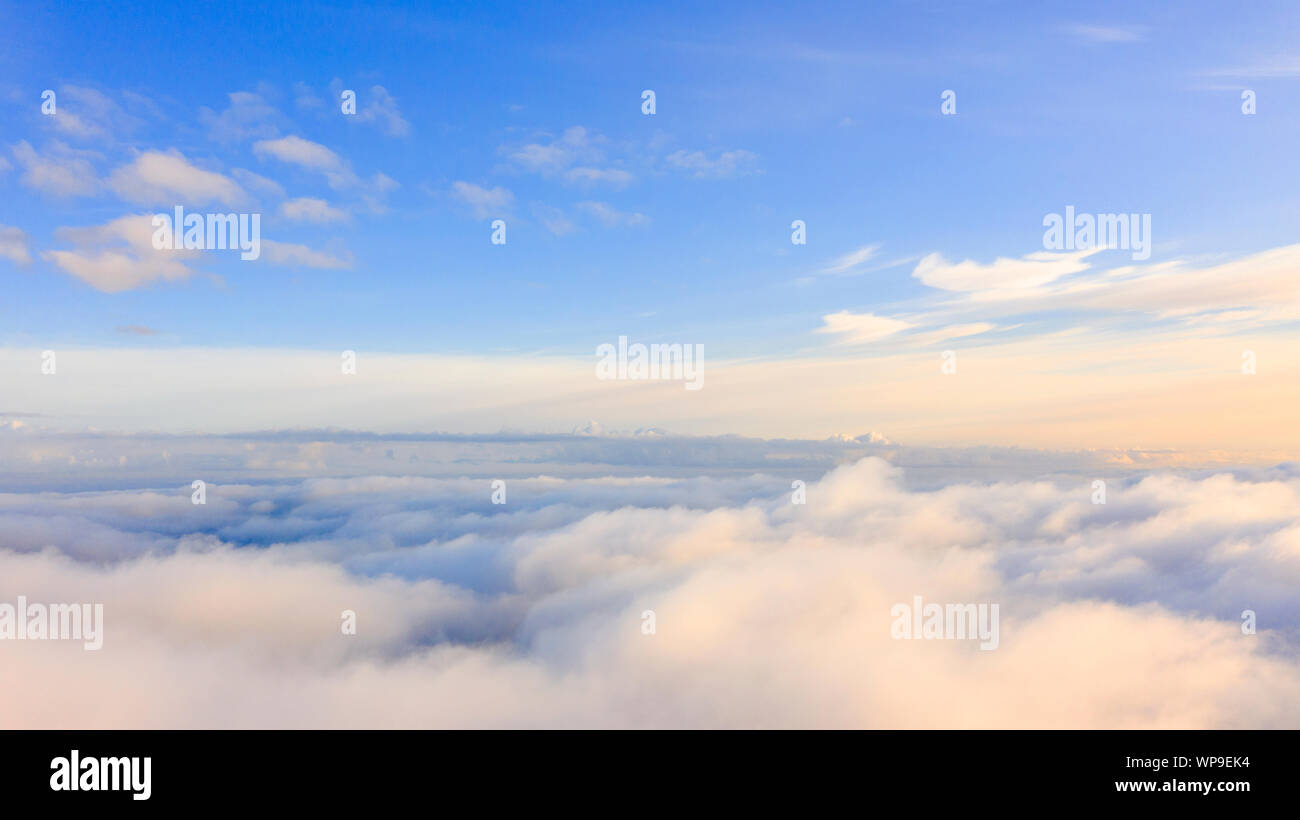 Luftaufnahme weiße Wolken im blauen Himmel. Ansicht von oben. Blick von der Drohne. Aerial Blick aus der Vogelperspektive. Antenne Top View cloudscape. Textur von Wolken. Blick von abov Stockfoto