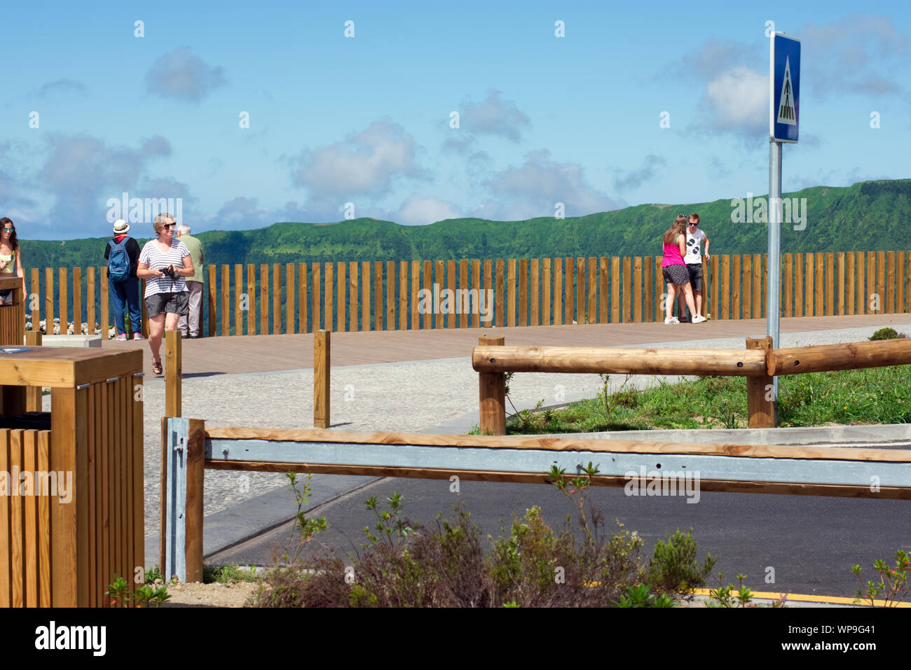 Straße in der Nähe der Aussichtspunkt "Vista do Rei" - Sete Cidades, Azoren Stockfoto