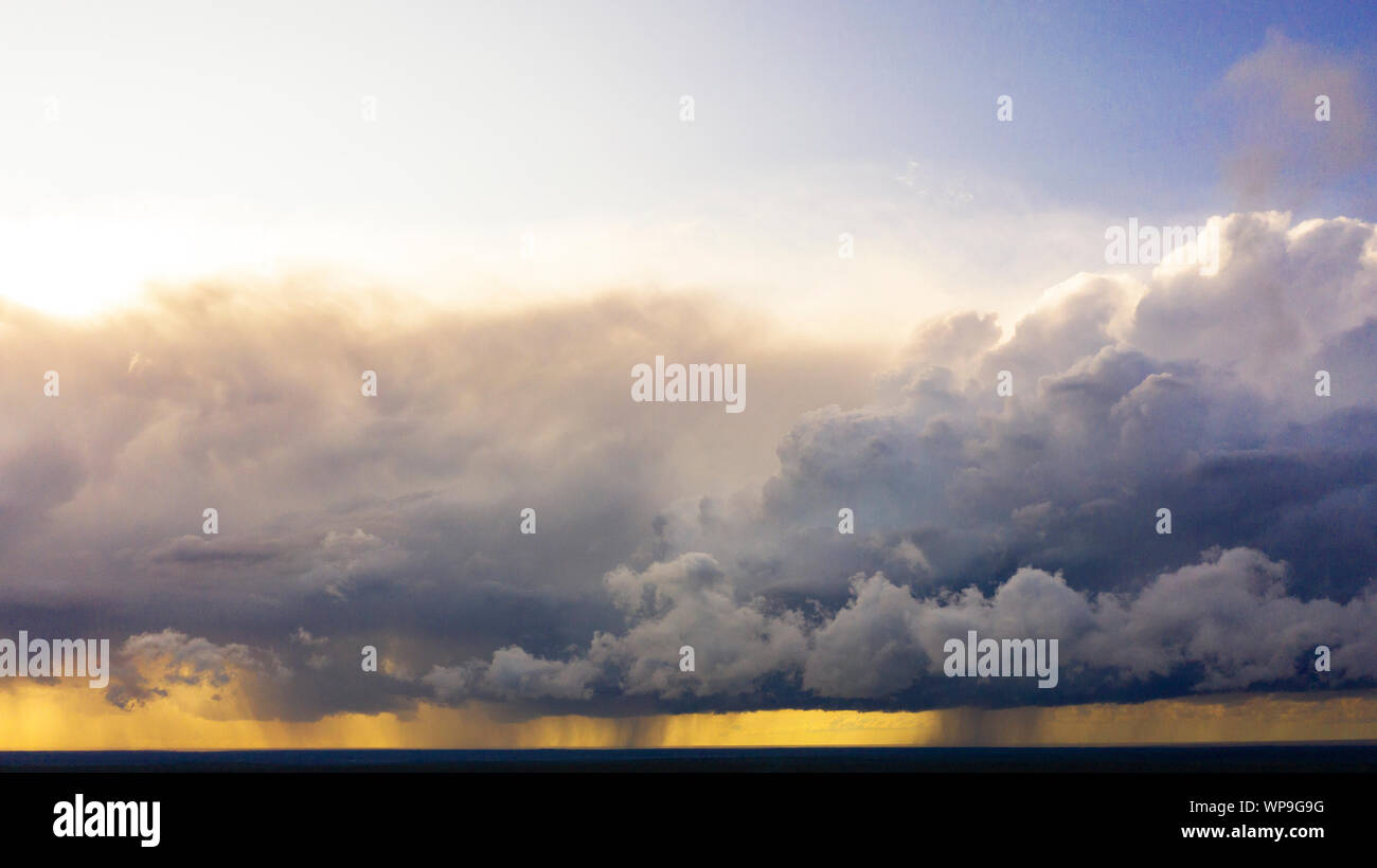 Luftbild von dunklen Gewitterwolken über dem Land. Antenne Panorama von Gewitterwolken. Panorama von Gewitterwolken. Blick von der Drohne. Aerial Blick aus der Vogelperspektive. Stockfoto