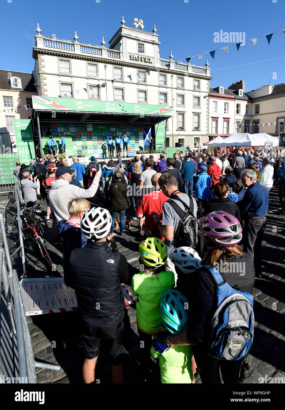Radfahren Fans sehen sich als Teams an, zu den Volksmengen angekündigt werden vor der Phase 2 des OVO Energy Tour von Großbritannien aus Kelso zu Kelso. Stockfoto
