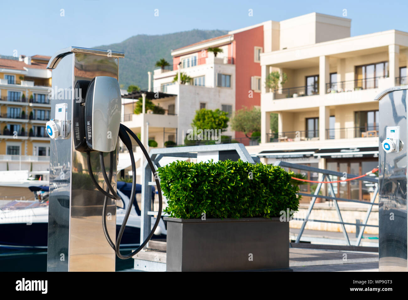 Elektroauto Ladestation in Luxus Marina am Meer Stockfoto