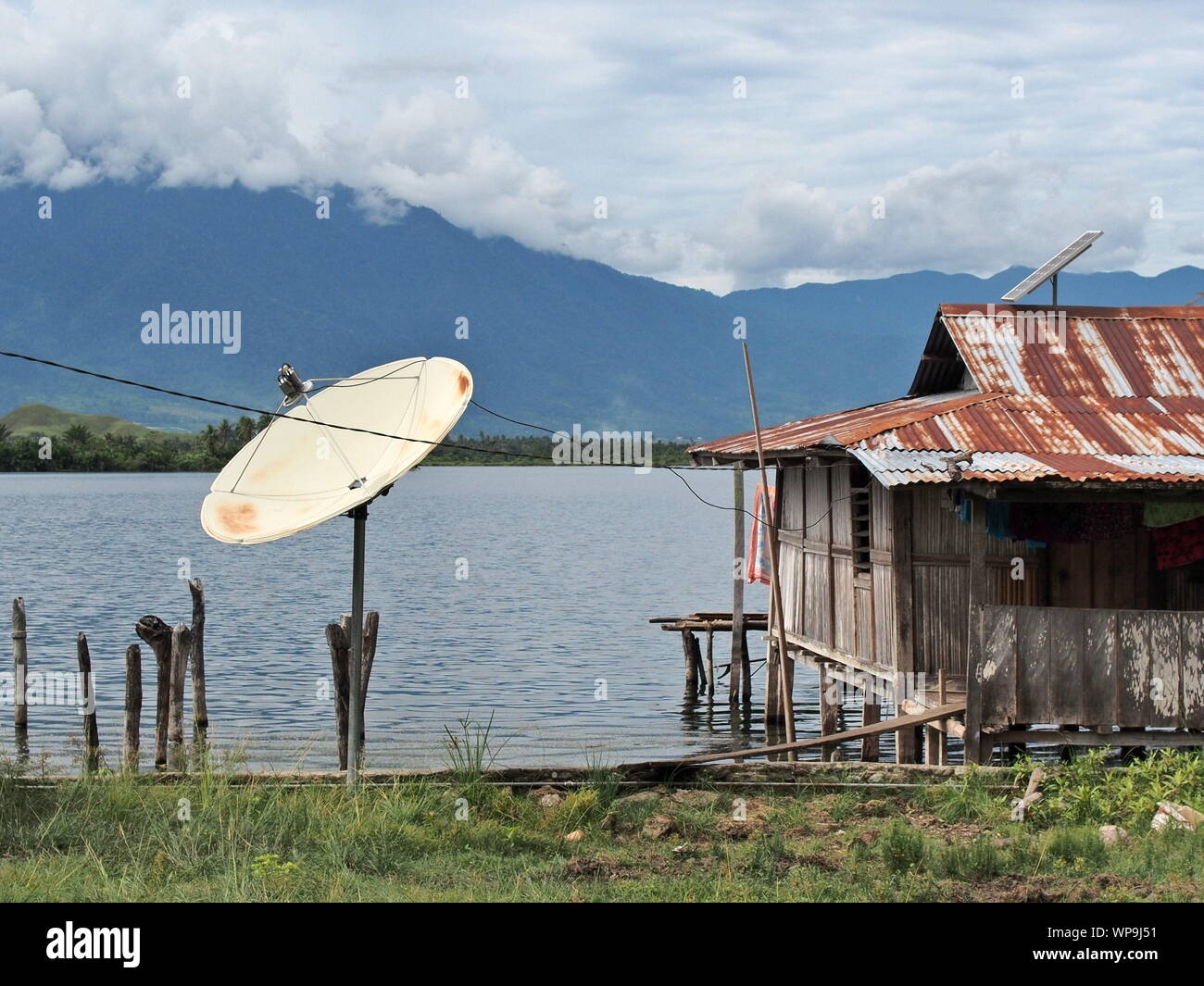 Stelzenhaus in Waibu Dondai (Bezirk) auf See Sentani, West Papua, Indonesien Stockfoto