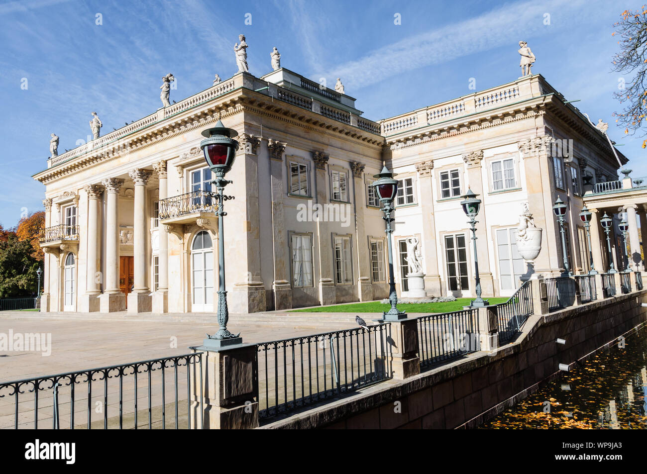 Palast auf dem Wasser auch als Palast auf der Insel in Lazienki Park im Herbst Jahreszeit bekannt, Warschau Stockfoto