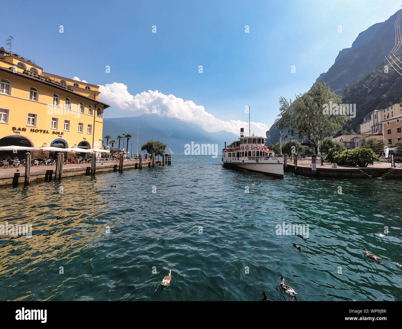 Riva del Garda, Italien - Aug 1, 2019: Ein alter Raddampfer Boot am Hafen von Riva del Garda am Gardasee angedockt Stockfoto