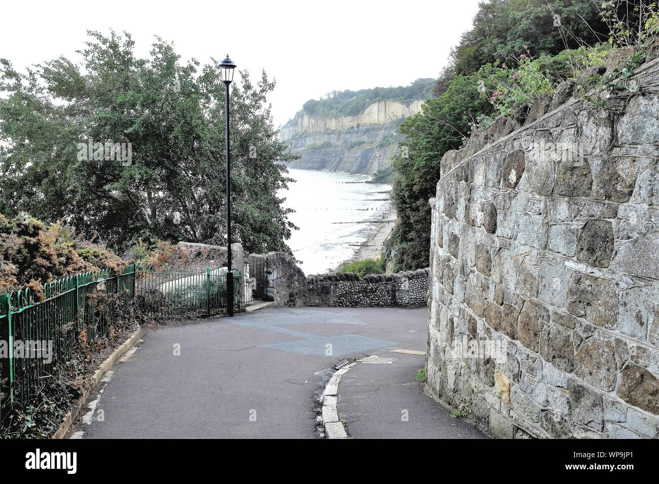 Shanklin, Isle of Wight, Großbritannien. August 17, 2019. Auf der Suche nach unten aus dem Chine Hügel in Richtung der Chine Strand und Klippen am Shanklin auf der Isle of Wight, Großbritannien Stockfoto