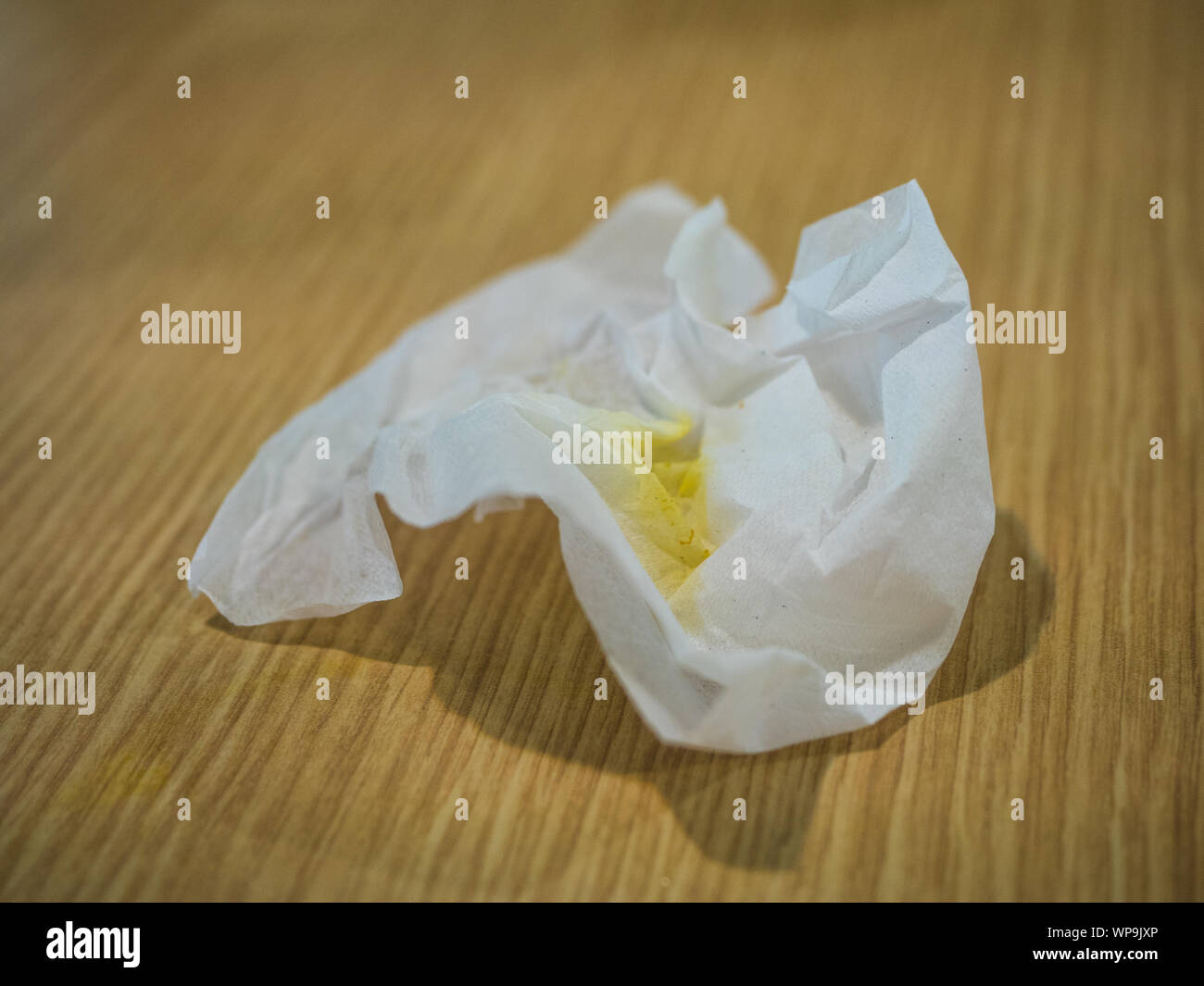 Zerknittertes Papier auf Holz und verschwommenen Hintergrund Stockfoto
