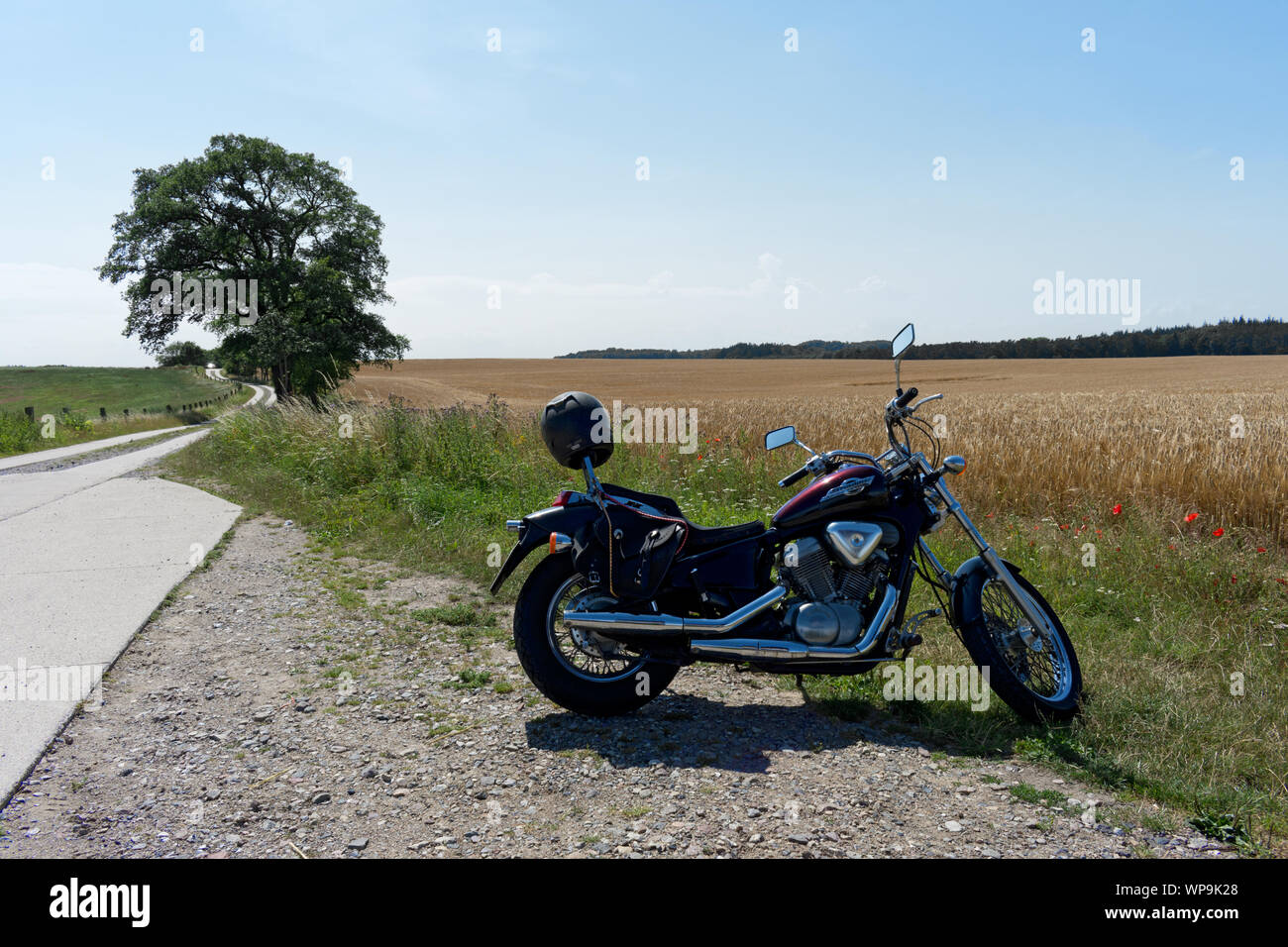 Motorrad geparkt in ländlichen Landschaft, Mecklenburg-Vorpommern, Ostsee, Deutschland Stockfoto