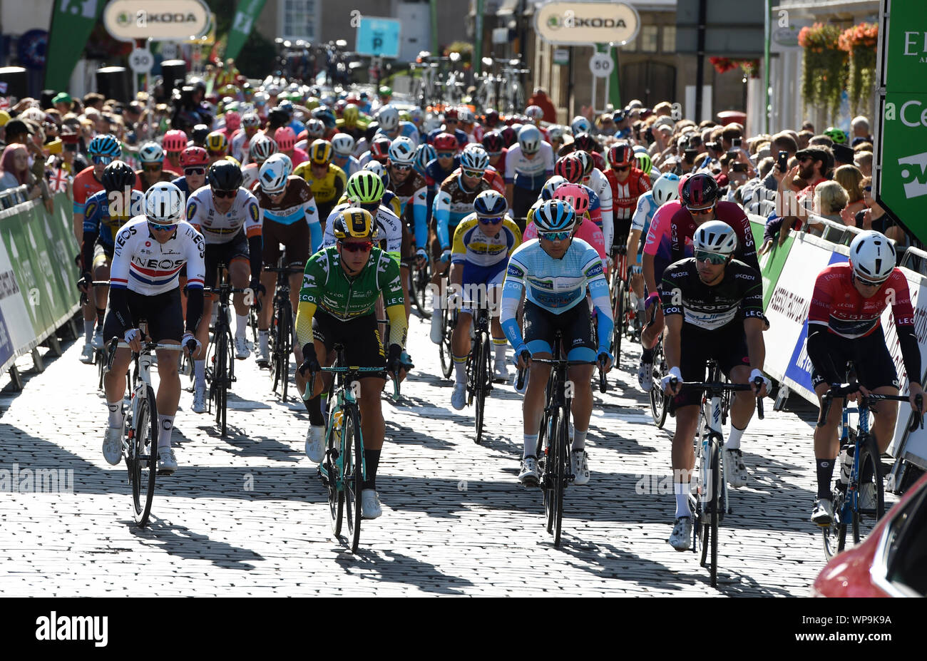 Reiter am Anfang Stufe zwei der OVO Energy Tour von Großbritannien aus Kelso zu Kelso. Stockfoto