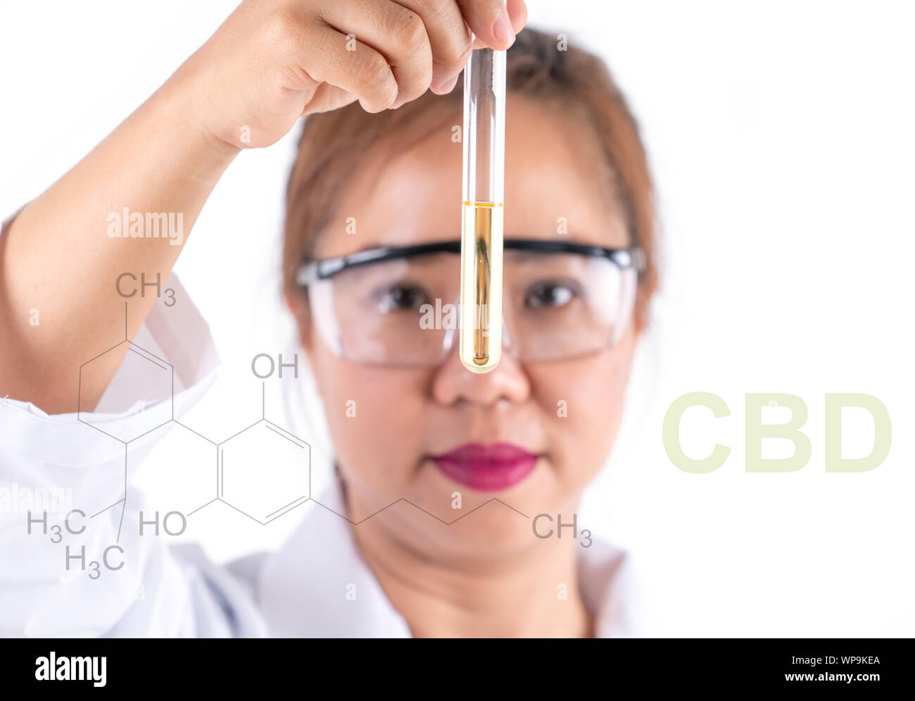 Asiatische Frau wissenschaftliche Forschung, die CBD-Lösung in der Roehre Stockfoto