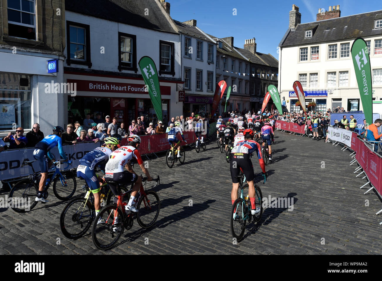 Reiter verlassen Kelso Quadrat während Phase 2 des OVO Energy Tour von Großbritannien aus Kelso zu Kelso. Stockfoto