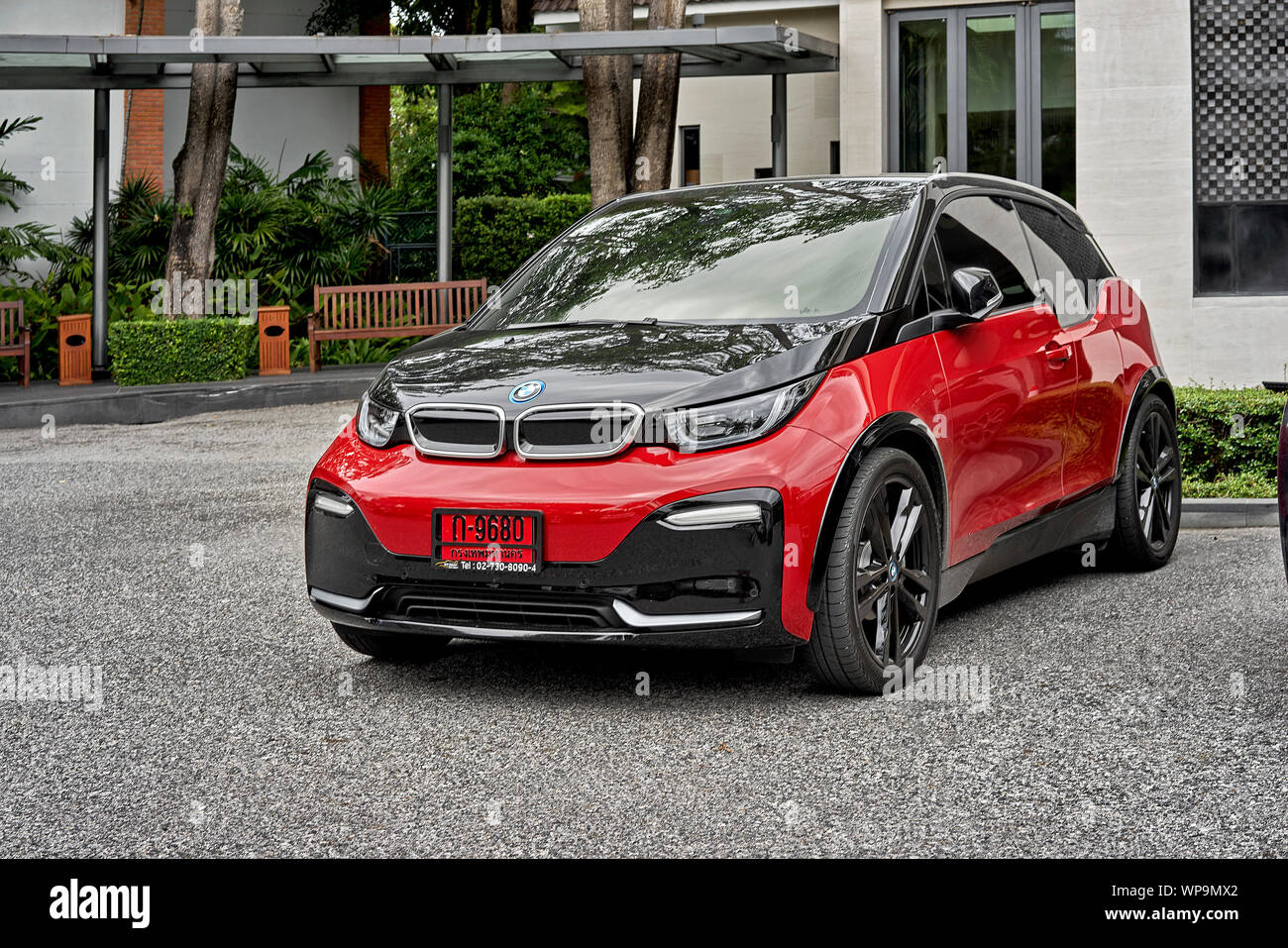 BMW i3s auf Rote Autokennzeichen, ein neues Fahrzeug. Thailand Auto Nummernschild Stockfoto