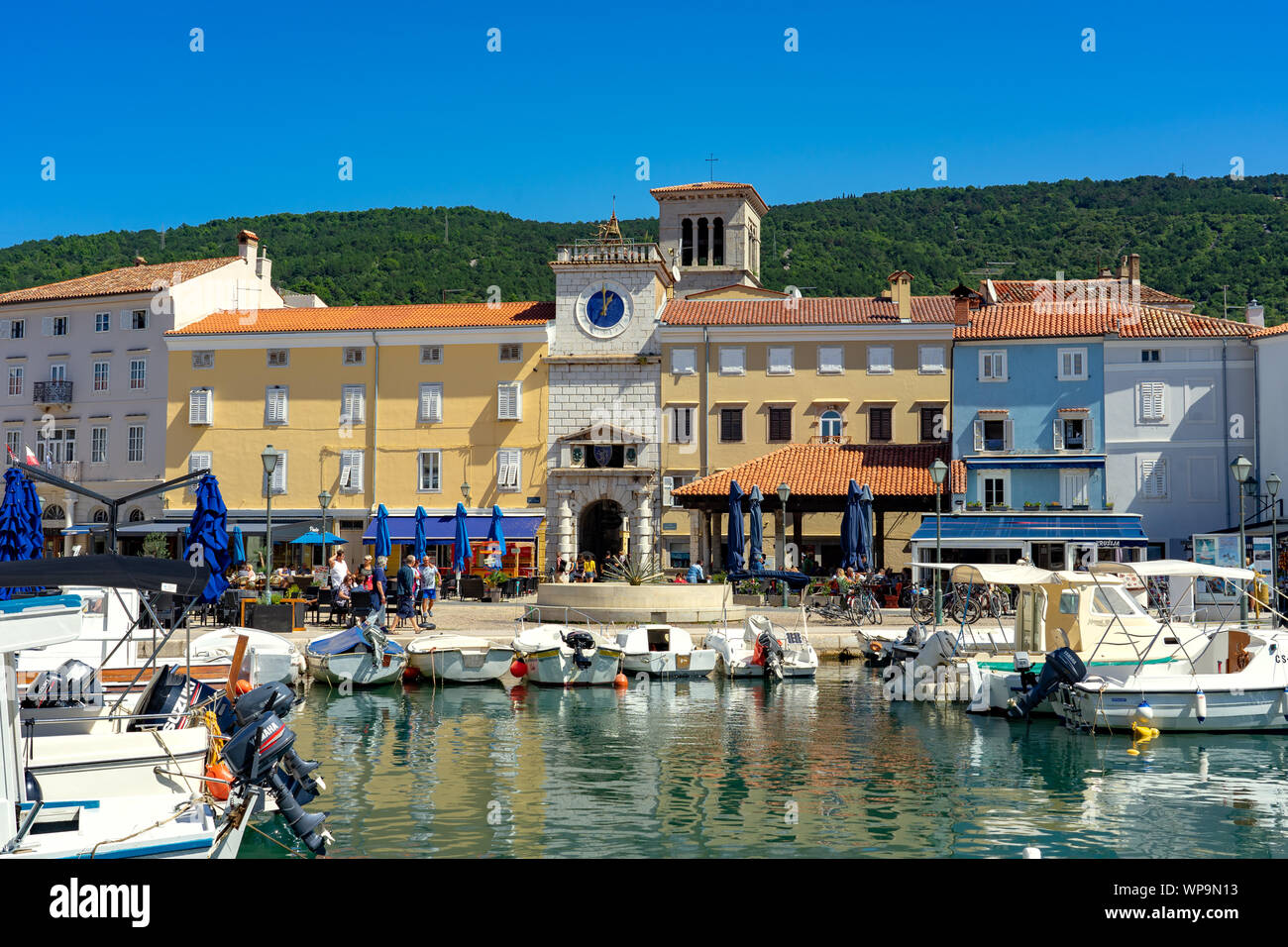 09.02.2019. Cres, Kroatien: Städtische Loggia und bunten Häusern von Cres Altstadt Bay Harbour mit Menschen Stockfoto