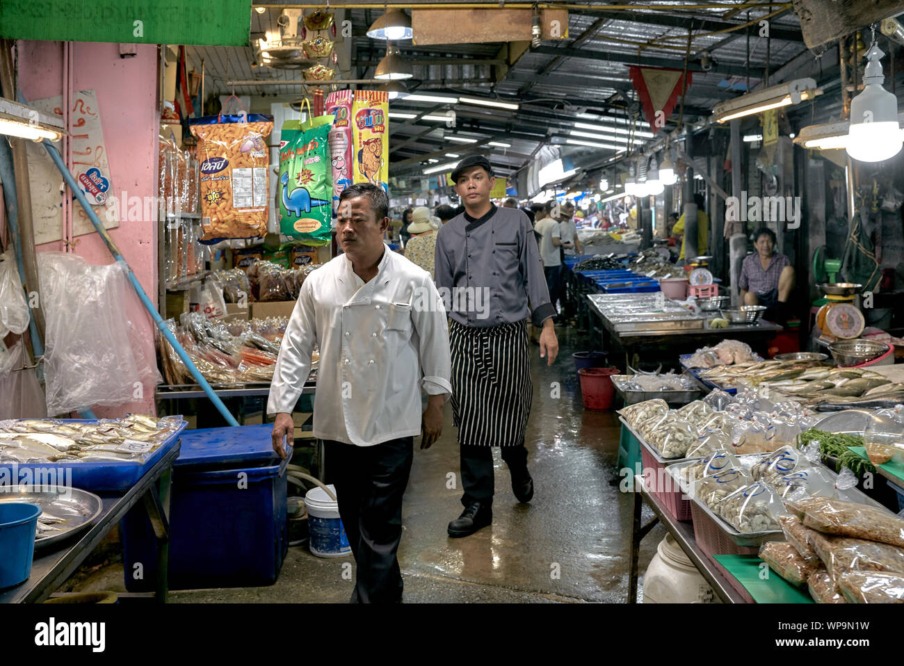 Köche aus lokalen Restaurants Shopping zu frischen Produkten aus Thailand Fisch Markt kaufen Stockfoto