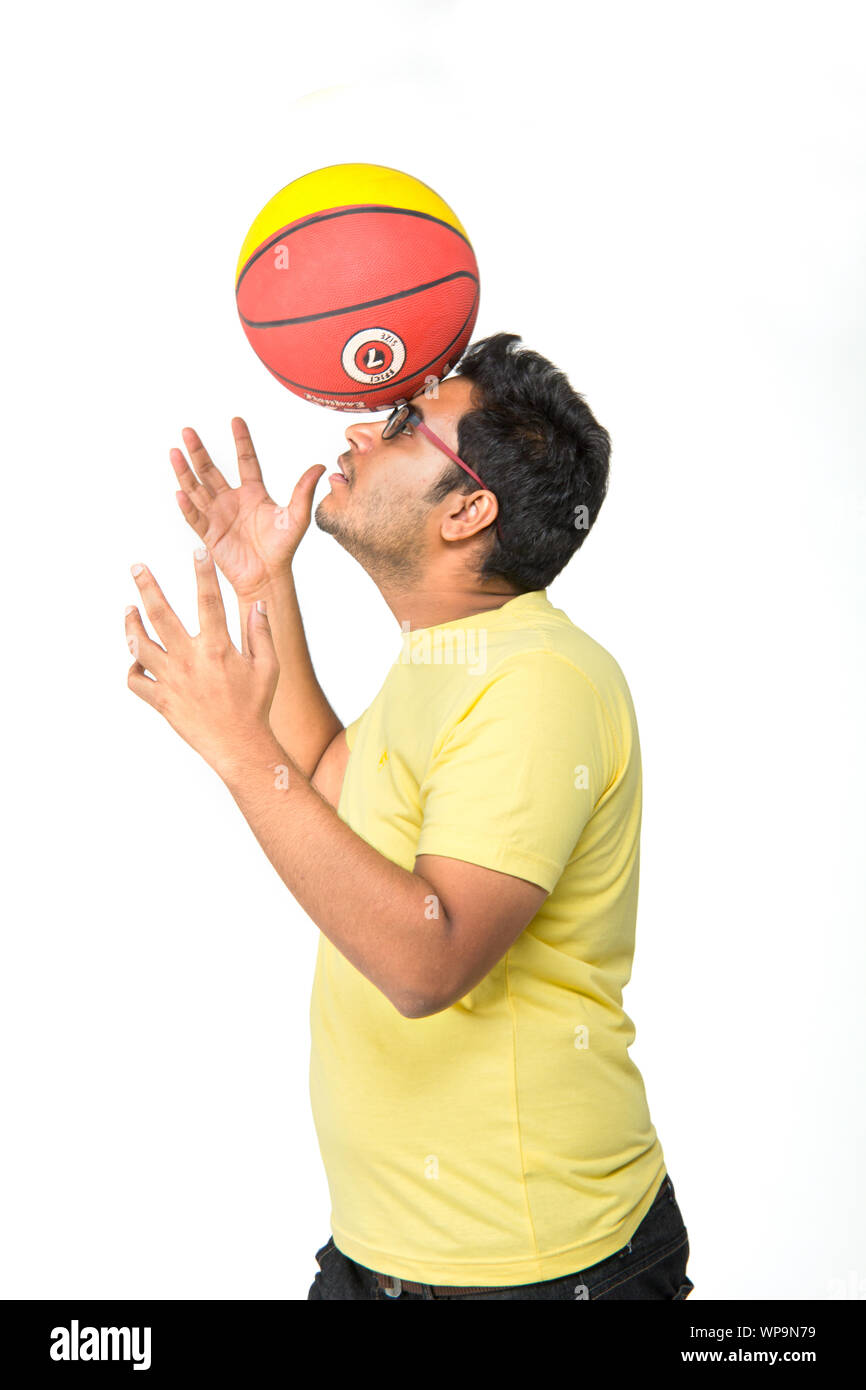 Junger Mann einen Basketball auf dem Kopf balancieren Stockfoto