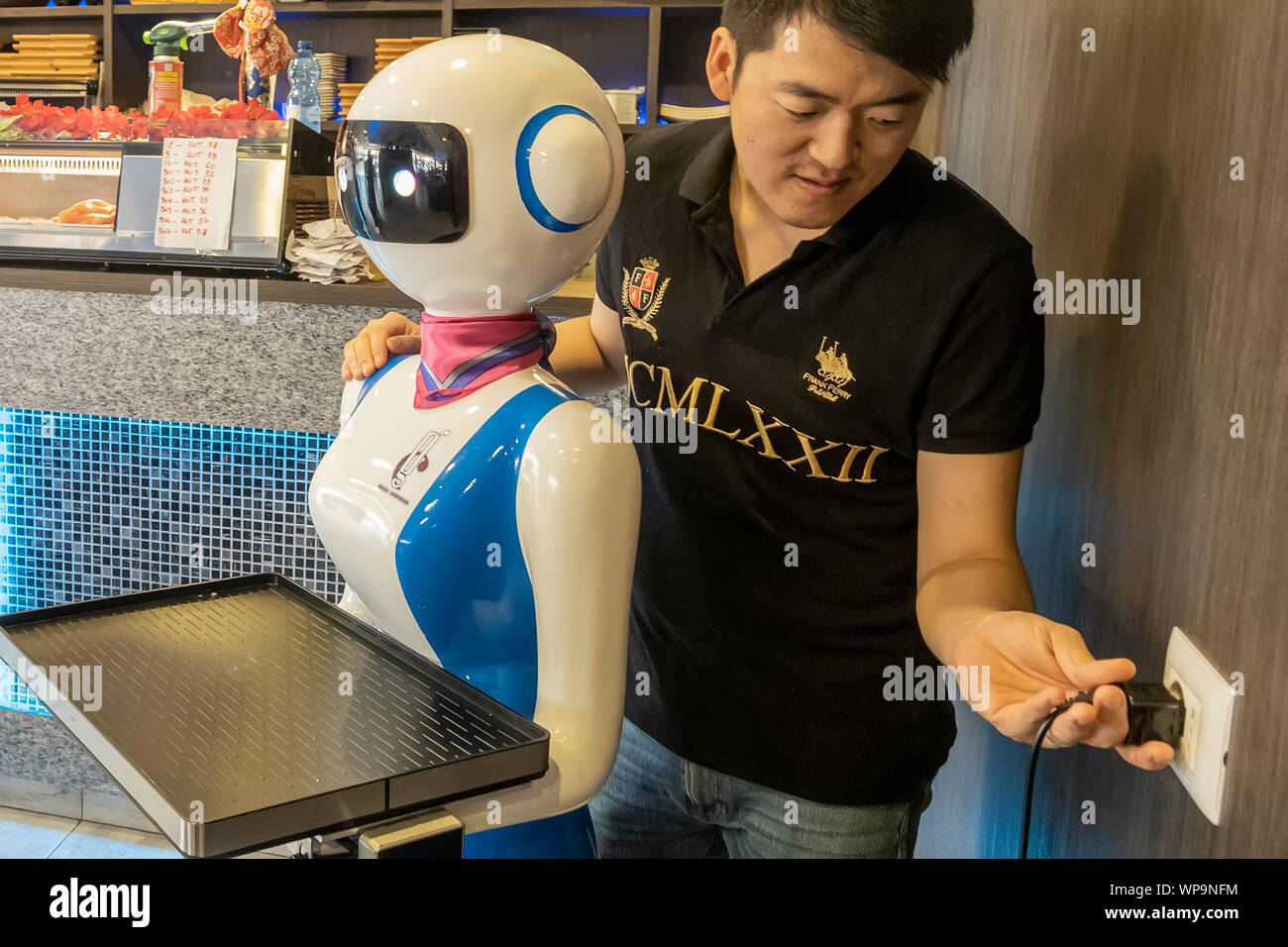RAPALLO, ITALIEN - Juli 25: Inhaber, Gabriele Hu, Gebühren ein Roboter Kellner am 25 Juli, 2019 in Rapallo, Italien. 'Gran Caff Rapallo" Restaurant in Liguri Stockfoto