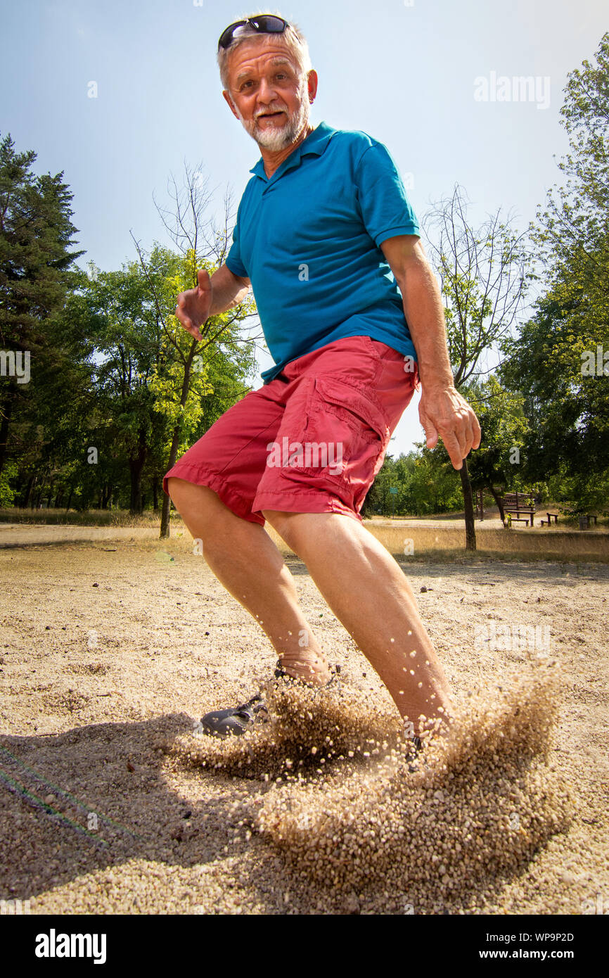 Rentner Frühjahr kraftvoll im Sand Stockfoto