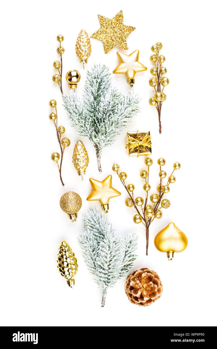 Gold Weihnachten Komposition mit Geschenk, Kugeln und Grüne Tanne Zweig auf weißem Hintergrund Stockfoto
