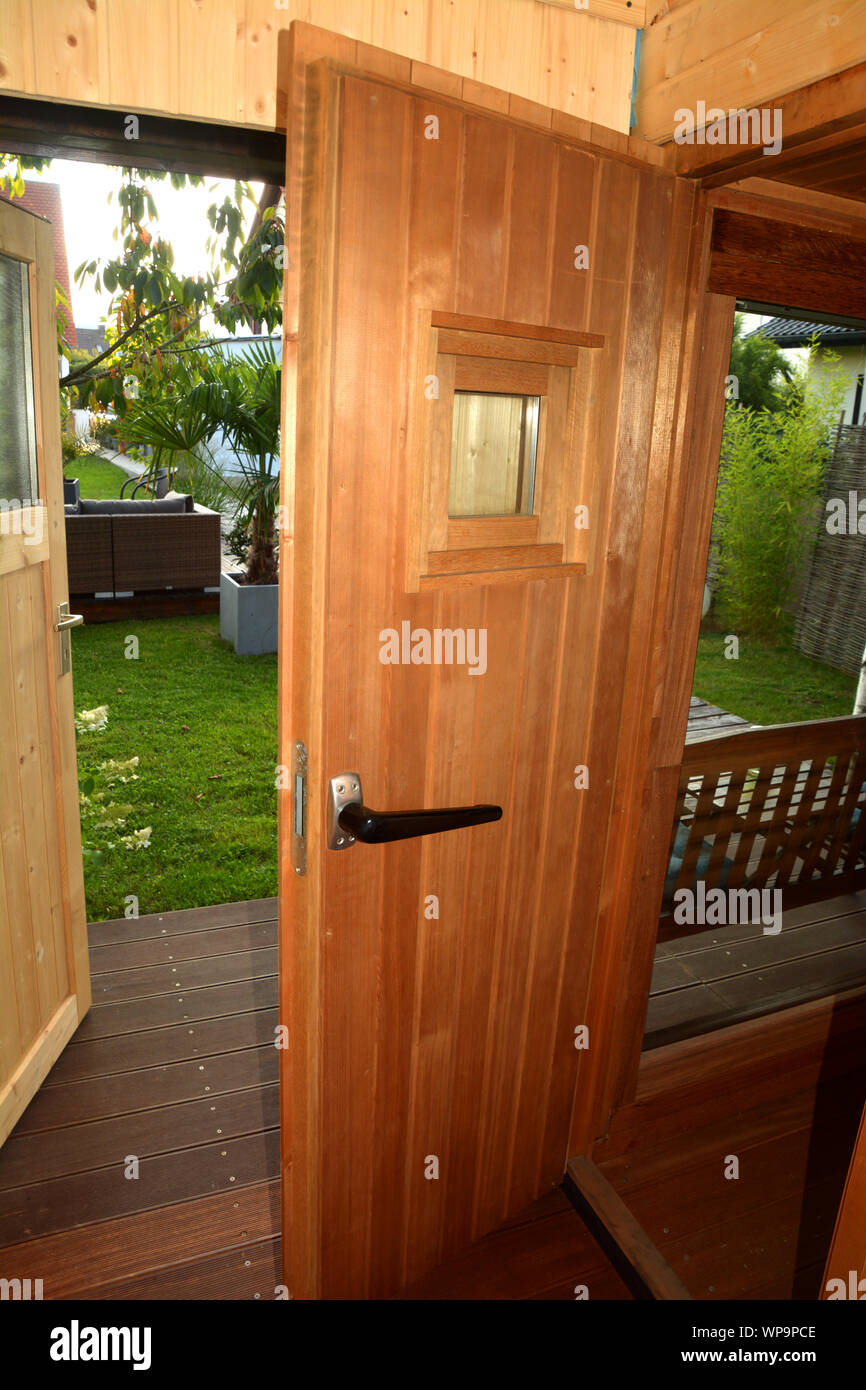 Sauna Kabine mit geöffneten Tür mit Blick in den Wellnessbereich, Tür der privaten Sauna Stockfoto