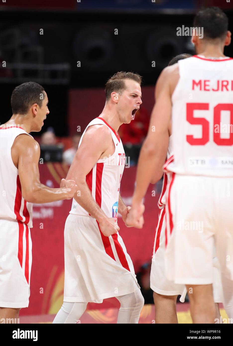 Peking, China. 8. Sep 2019. Michael Roll (C) der Tunesien feiert mit Mannschaftskameraden in der Gruppe N Match zwischen Tunesien und Angola im Jahr 2019 FIBA-Weltmeisterschaft in Peking, der Hauptstadt von China, Sept. 8, 2019. Credit: Meng Yongmin/Xinhua/Alamy leben Nachrichten Stockfoto