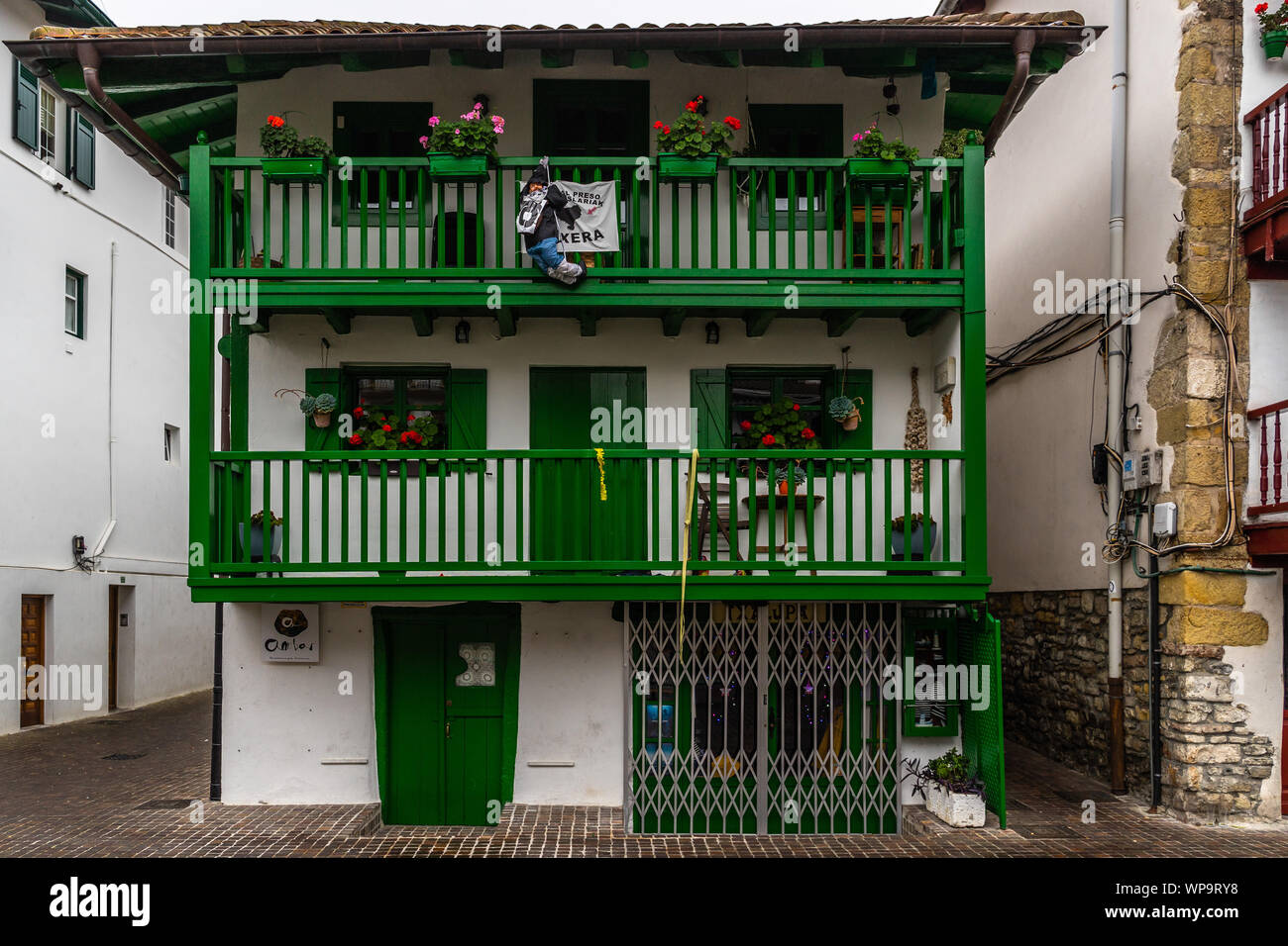 Eine traditionelle baskische Haus in Hondarribia. Hondarribia, Baskenland, Gipuzkoa, Spanien, Januar 2019 Stockfoto