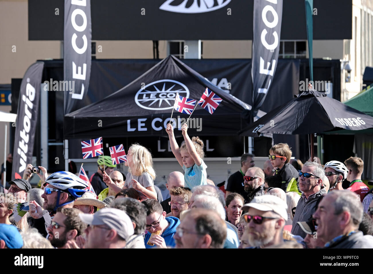 Kelso, Schottland, Großbritannien. 8. September 2019. OVO Energy Tour von Großbritannien - Stufe 2 Junge Zuschauer verfolgen die Aktivitäten vor dem Start in Kelso, Sonntag, 08. September 2019. Phase Zwei beginnt und in der Mitte von Kelso, mit besten Fahrer der Welt gegen den Uhrzeigersinn Schleife über Coldstream, Chirnside und Duns vor der Überschrift, über das Scott anzeigen Klettern, Melrose und mit dem Eildon Hills. Kelso bewirtete das Ende der ersten Phase im Jahr 2017. Bild: Rob Grau/Alamy leben Nachrichten Stockfoto