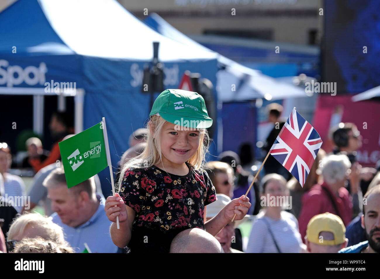 Kelso, Schottland, Großbritannien. 8. September 2019. OVO Energy Tour von Großbritannien - Stufe 2 Junge Zuschauer verfolgen die Aktivitäten vor dem Start in Kelso, Sonntag, 08. September 2019. Phase Zwei beginnt und in der Mitte von Kelso, mit besten Fahrer der Welt gegen den Uhrzeigersinn Schleife über Coldstream, Chirnside und Duns vor der Überschrift, über das Scott anzeigen Klettern, Melrose und mit dem Eildon Hills. Kelso bewirtete das Ende der ersten Phase im Jahr 2017. Bild: Rob Grau/Alamy leben Nachrichten Stockfoto