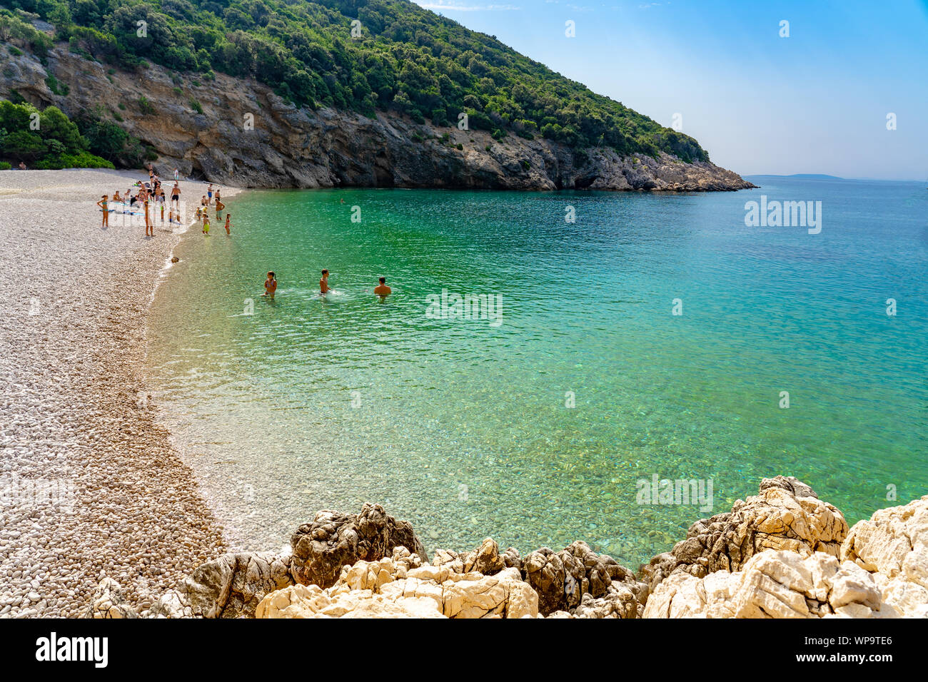 09.04.2019. Mali Losinj, Kroatien: lubenice Strand mit Tousist in Insel Cres Kroatien mit kristallklarem, türkisfarbenem Wasser Stockfoto