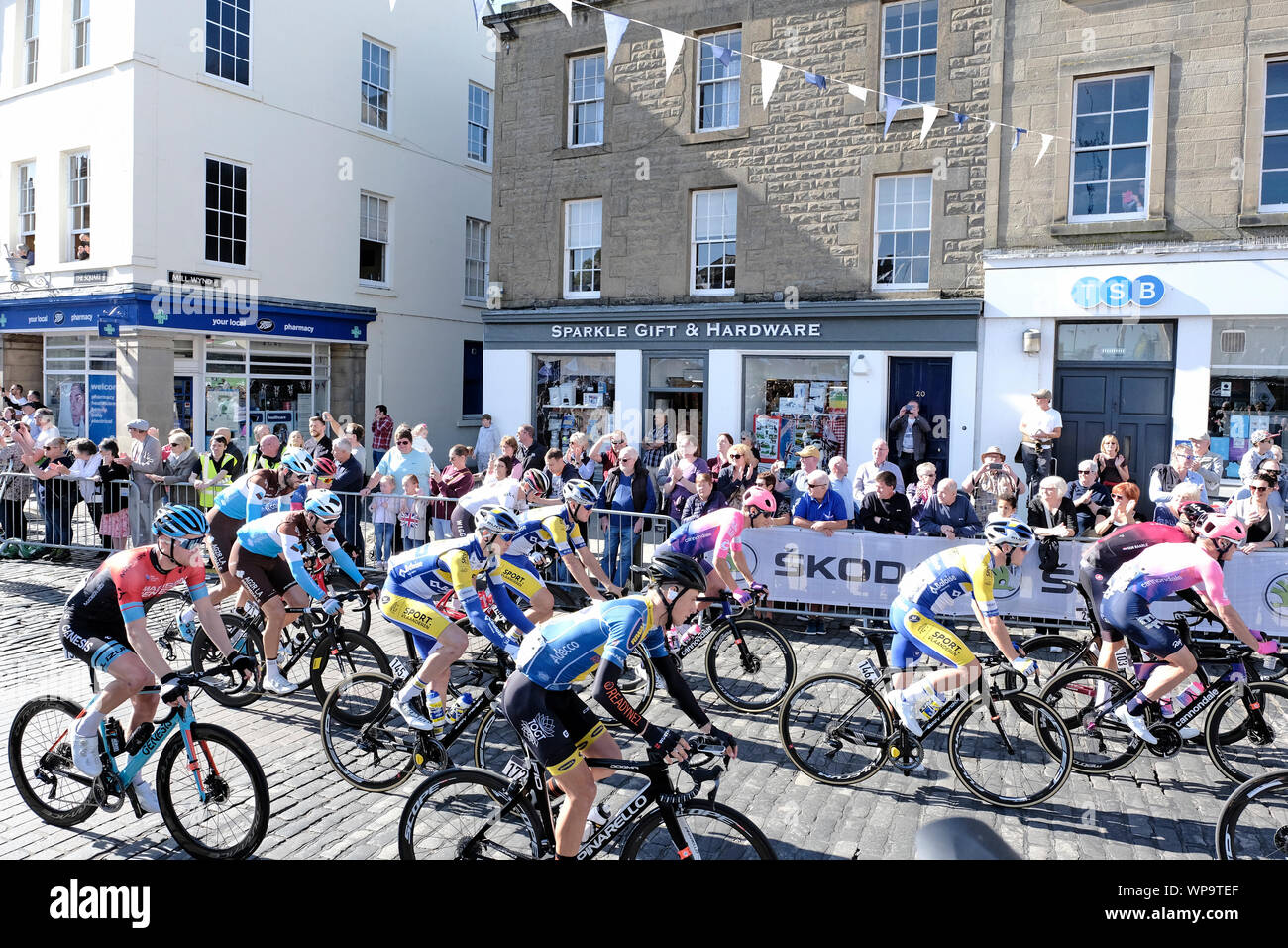 Kelso, Schottland, Großbritannien. 8. September 2019. OVO Energy Tour von Großbritannien - Stufe 2 Die Eröffnung zwei Stufen der OVO Energy Tour von Großbritannien im September findet in Schottland zum ersten Mal in der modernen Geschichte, mit Phase 2 beginnen und in der Mitte von Kelso, mit besten Fahrer der Welt gegen den Uhrzeigersinn Schleife über Coldstream, Chirnside und Duns vor der Überschrift, über das Scott anzeigen Klettern, Melrose und mit dem Eildon Hills. Bild: Rob Grau/Alamy leben Nachrichten Stockfoto