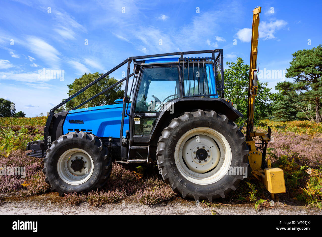 Valtra Traktor mit Baumstumpf Ausbau implementieren Stockfoto