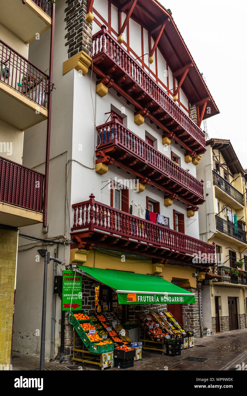 Traditionelle baskische Häuser in Hondarribia, einer kleinen Stadt in der Nähe der Französischen Grenze. Hondarribia, Baskenland, Gipuzkoa, Spanien, Januar 2019 Stockfoto