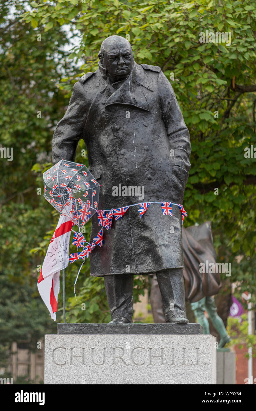 Churchill Statue während der Proteste in Westminster, London, UK gegen Brexit, Großbritannien aus der Europäischen Union. Pro Brexit Demonstranten erzeugt Spannung Stockfoto