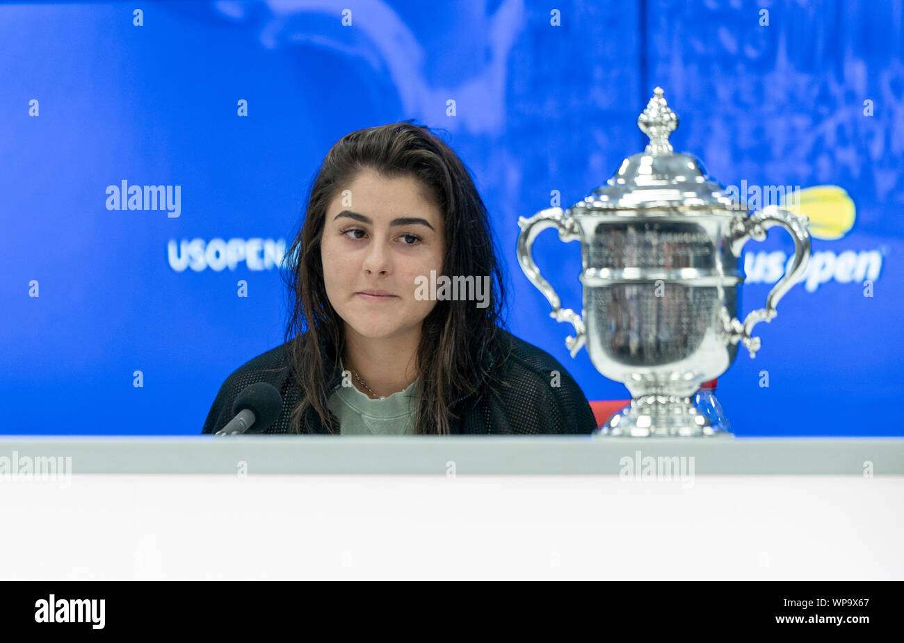 Bianca Andreescu (Kanada) nimmt an der Pressekonferenz nach der Frauen gewinnt Finale von US Open Meisterschaften an Billie Jean King National Tennis Center (Foto von Lew Radin/Pacific Press) Stockfoto