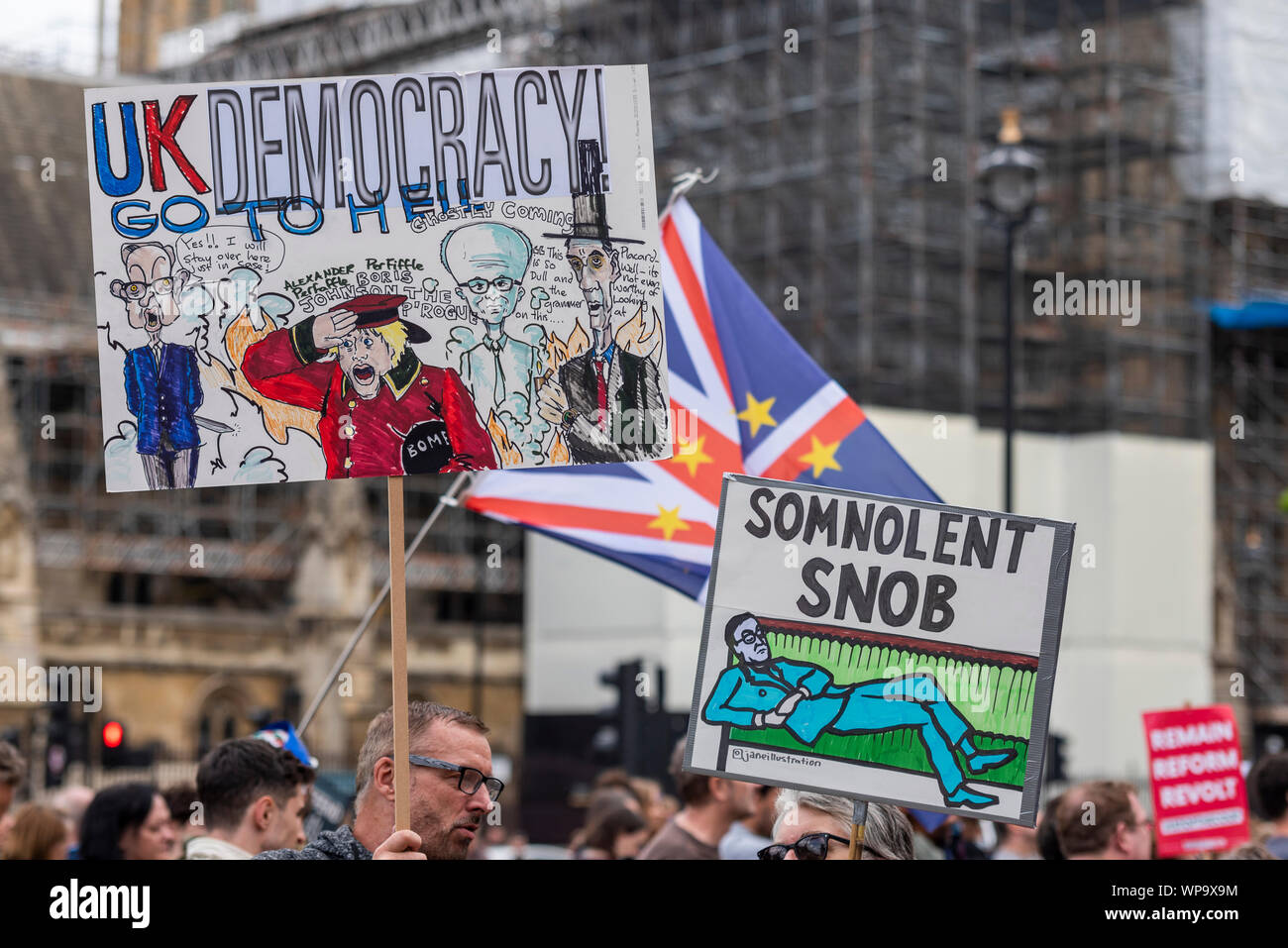 Proteste in Westminster, London, UK gegen Brexit, Großbritannien aus der Europäischen Union. Plakate mit Jakob Rees Mogg MP als Somnolent Snob, laid back Stockfoto