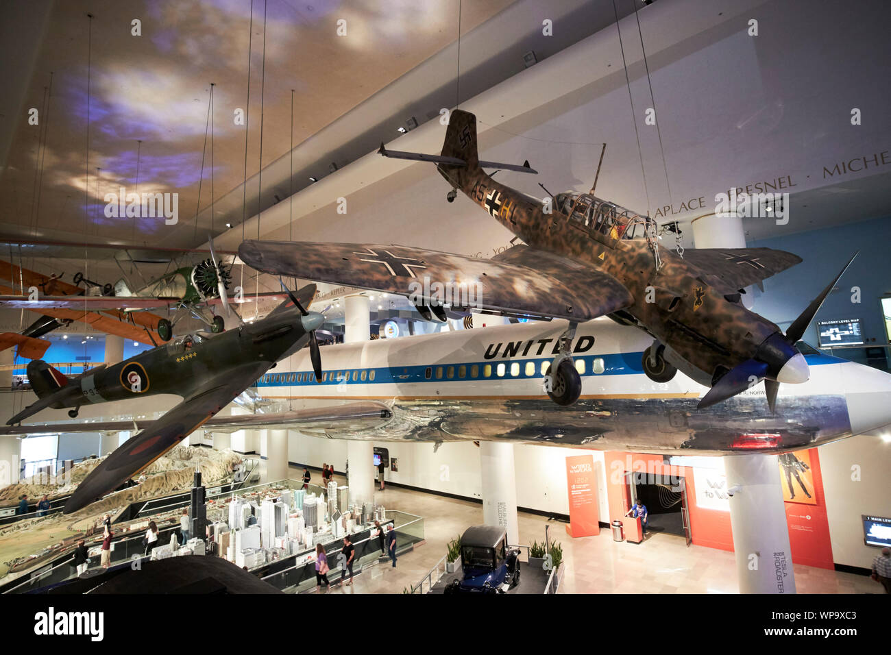 Flugzeuge Anzeige im Transport Bilder einschließlich Ju 87 Stuka divebomber Spitfire und ersten Boeing 727 Museum für Wissenschaft und Industrie Chicago Il Stockfoto