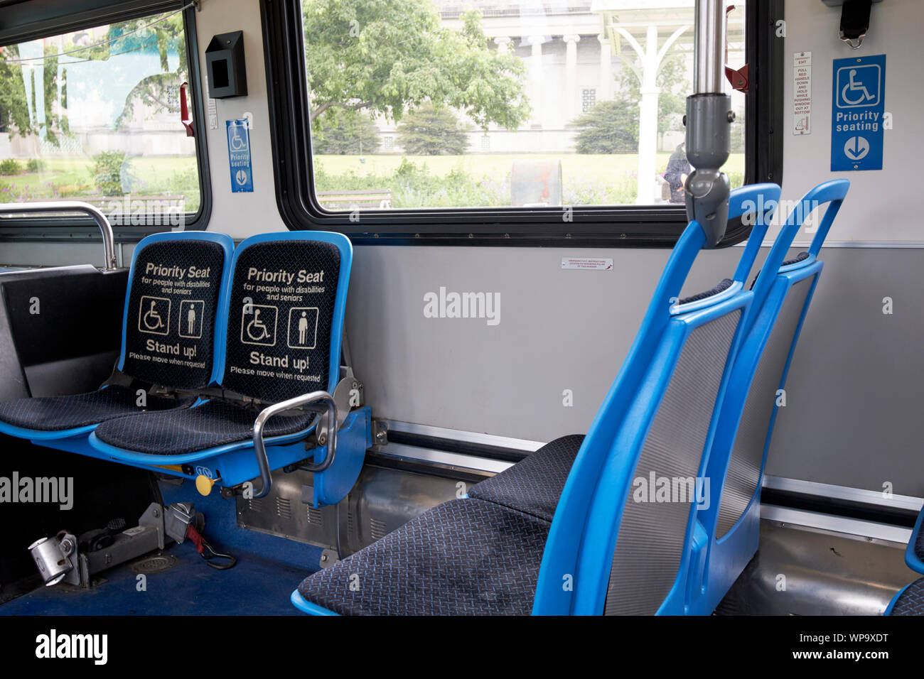 Priorität Sitzbereich an der Front eines CTA-Bus in Chicago Illinois USA Stockfoto