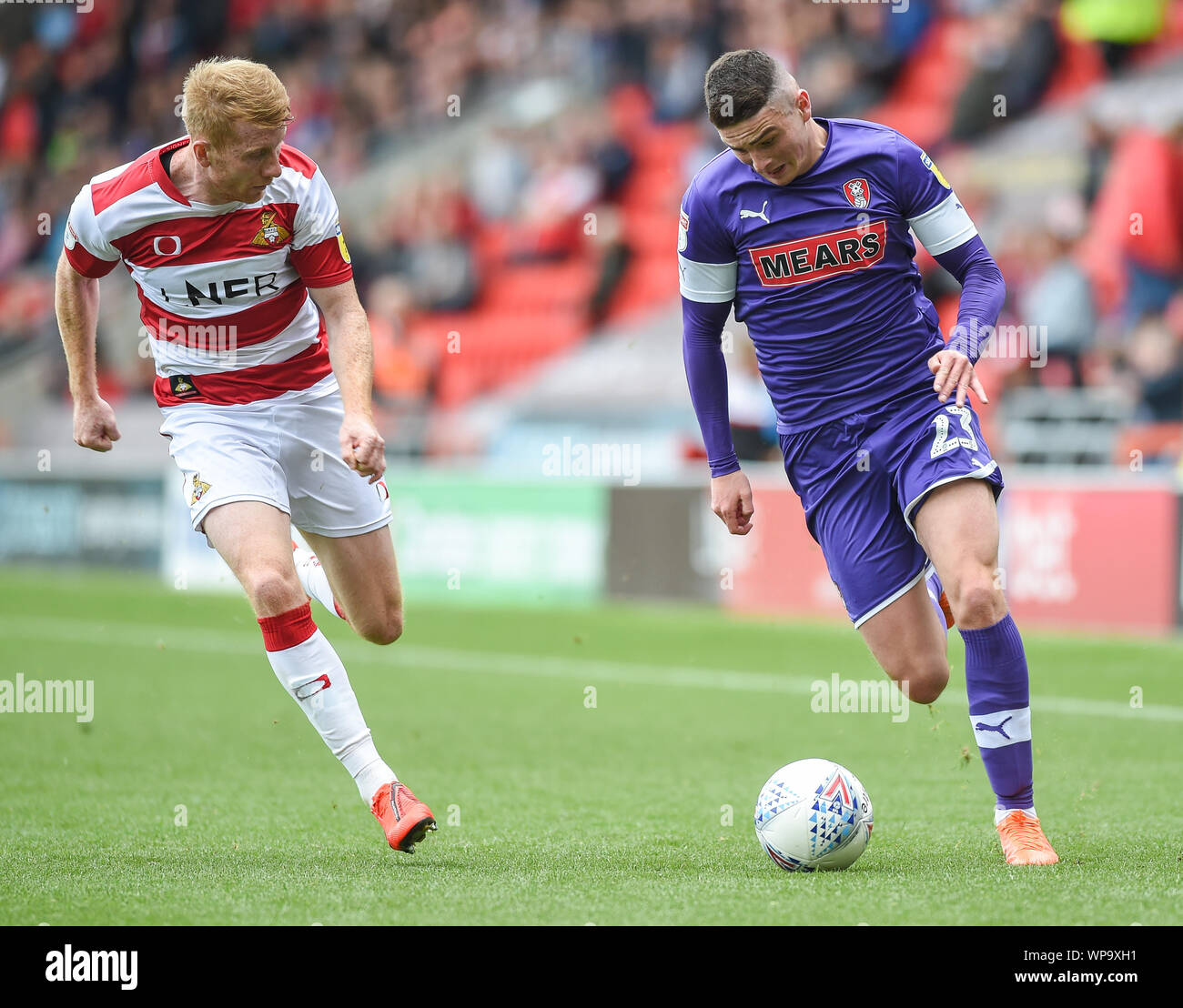 7. September 2019, Keepmoat Stadion, Doncaster, England; Sky Bet Liga Fußball, Doncaster Rovers vs Rotherham United; Jake Hastie (23) von Rotherham United auf Brad Halliday (2) der Doncaster Rovers Credit: Dean Williams/News Bilder der Englischen Football League Bilder unterliegen DataCo Lizenz wird Stockfoto