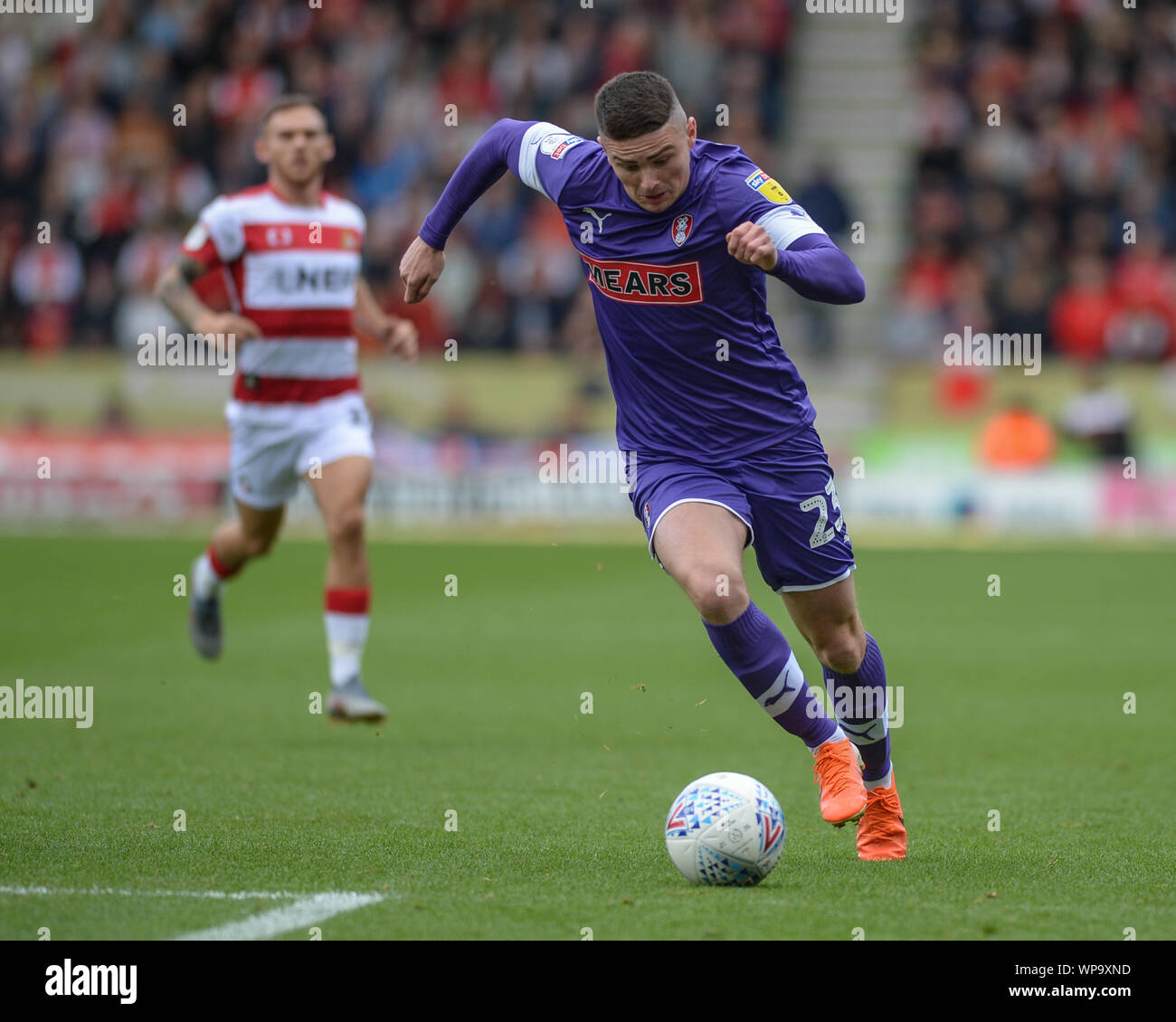 7. September 2019, Keepmoat Stadion, Doncaster, England; Sky Bet Liga Fußball, Doncaster Rovers vs Rotherham United; Jake Hastie (23) von Rotherham United übernimmt die Doncaster Rovers Verteidigung in der lokalen Derby. Credit: Dean Williams/News Bilder der Englischen Football League Bilder unterliegen DataCo Lizenz Stockfoto