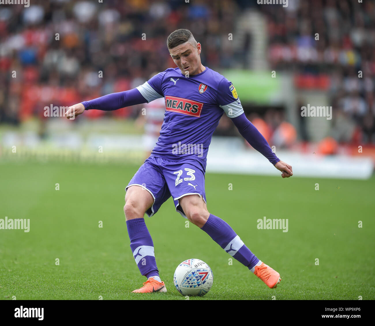 7. September 2019, Keepmoat Stadion, Doncaster, England; Sky Bet Liga Fußball, Doncaster Rovers vs Rotherham United; Jake Hastie (23) von Rotherham United kreuze Ball in die Rover. Credit: Dean Williams/News Bilder der Englischen Football League Bilder unterliegen DataCo Lizenz Stockfoto