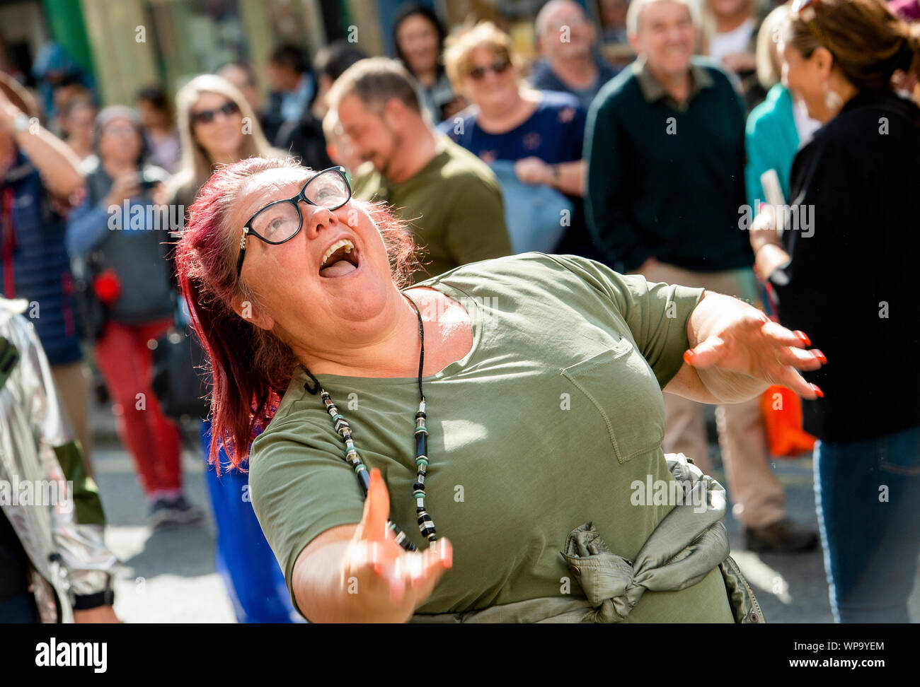 Konkurrenten werfen schwarze Pudding Yorkshire Puddings während des jährlichen World Blutwurst werfen Meisterschaften in Ramsbottom, Lancashire zu klopfen. PA-Foto. Bild Datum: Sonntag, den 8. September 2019. Lokale Legenden behaupten die Tradition geht zurück auf den Krieg der Rosen. Kriegsparteien des Hauses Lancaster und dem Haus von York sind sagte aus Munition zu laufen haben und Zuflucht zu werfen essen an jedem anderen bei einer Schlacht, Stubbins, Lancashire im Jahre 1455. Siehe PA Geschichte soziale BlackPudding. Foto: Peter Powell/PA-Kabel Stockfoto