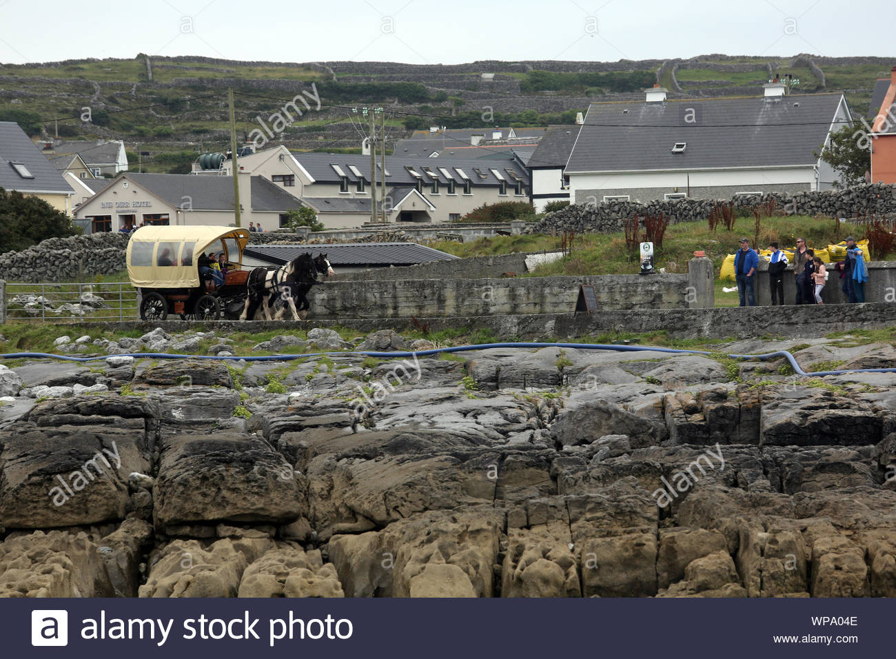 Besucher auf Inisheer, die kleinste der Aran Inseln, liegen an der Küste von Connemara, Galway. Stockfoto