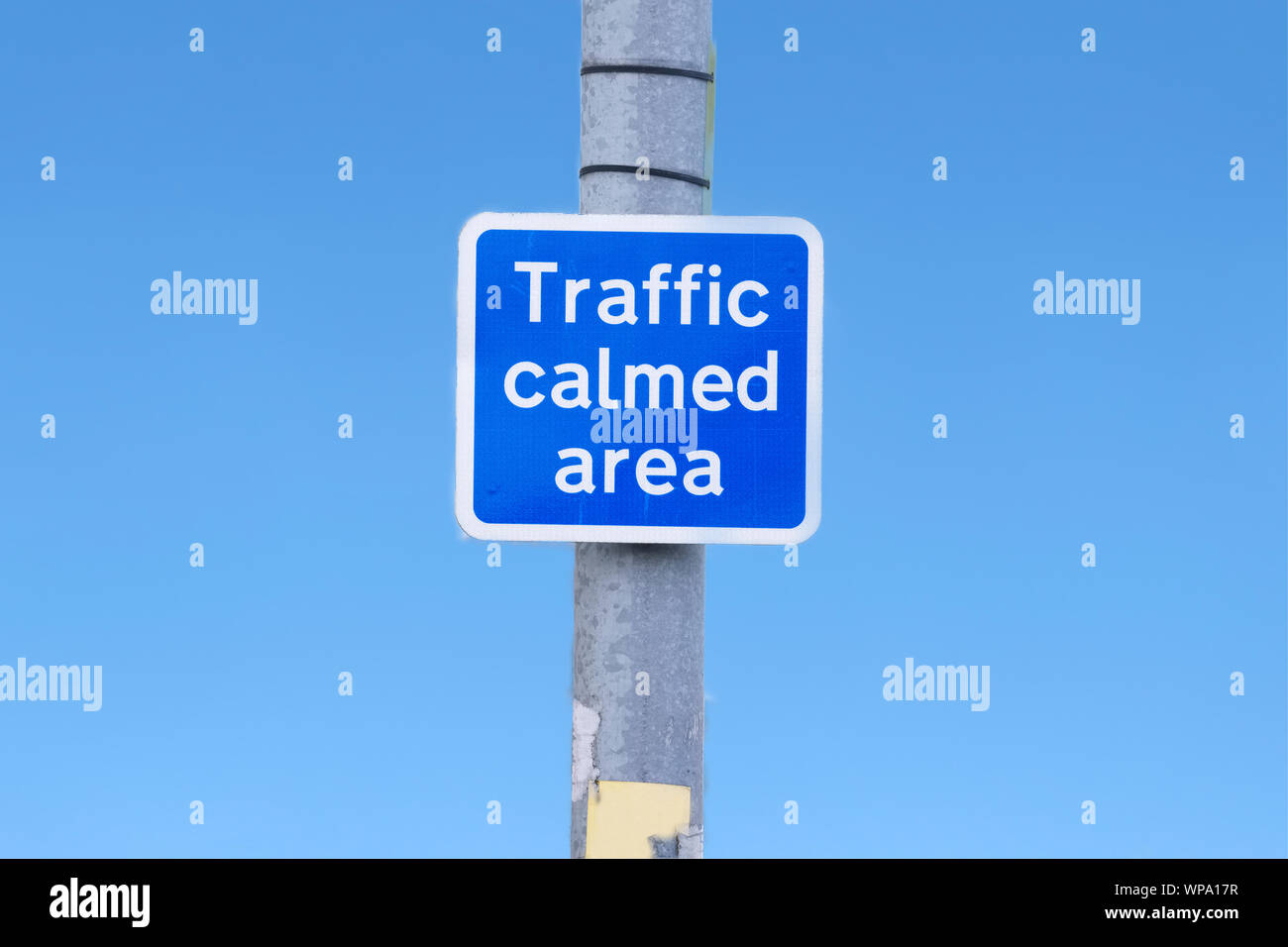 Verkehrsberuhigten Bereich Straßenverkehrssicherheit Zeichen gegen den blauen Himmel isoliert Stockfoto