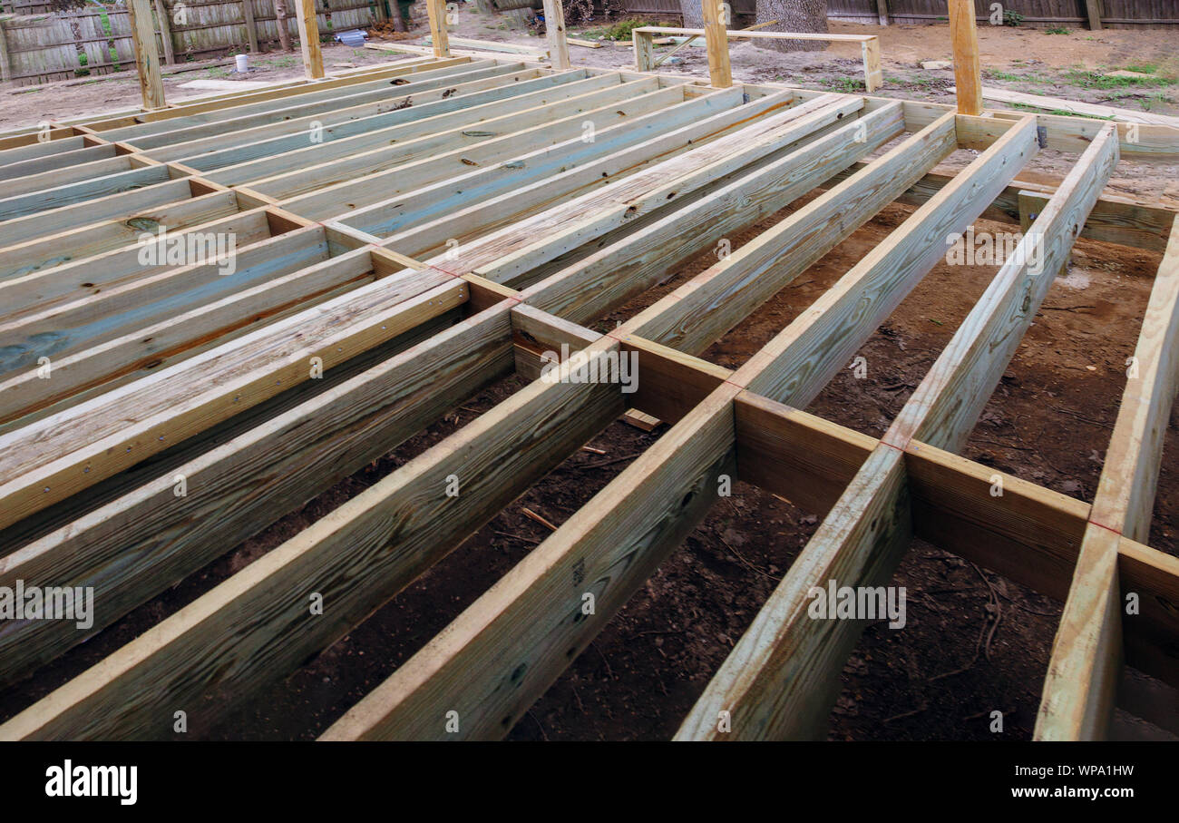 Einbau der Bodenplatte aus Holz für Terrasse mit neuen Holzterrasse  fragment Planken Stockfotografie - Alamy